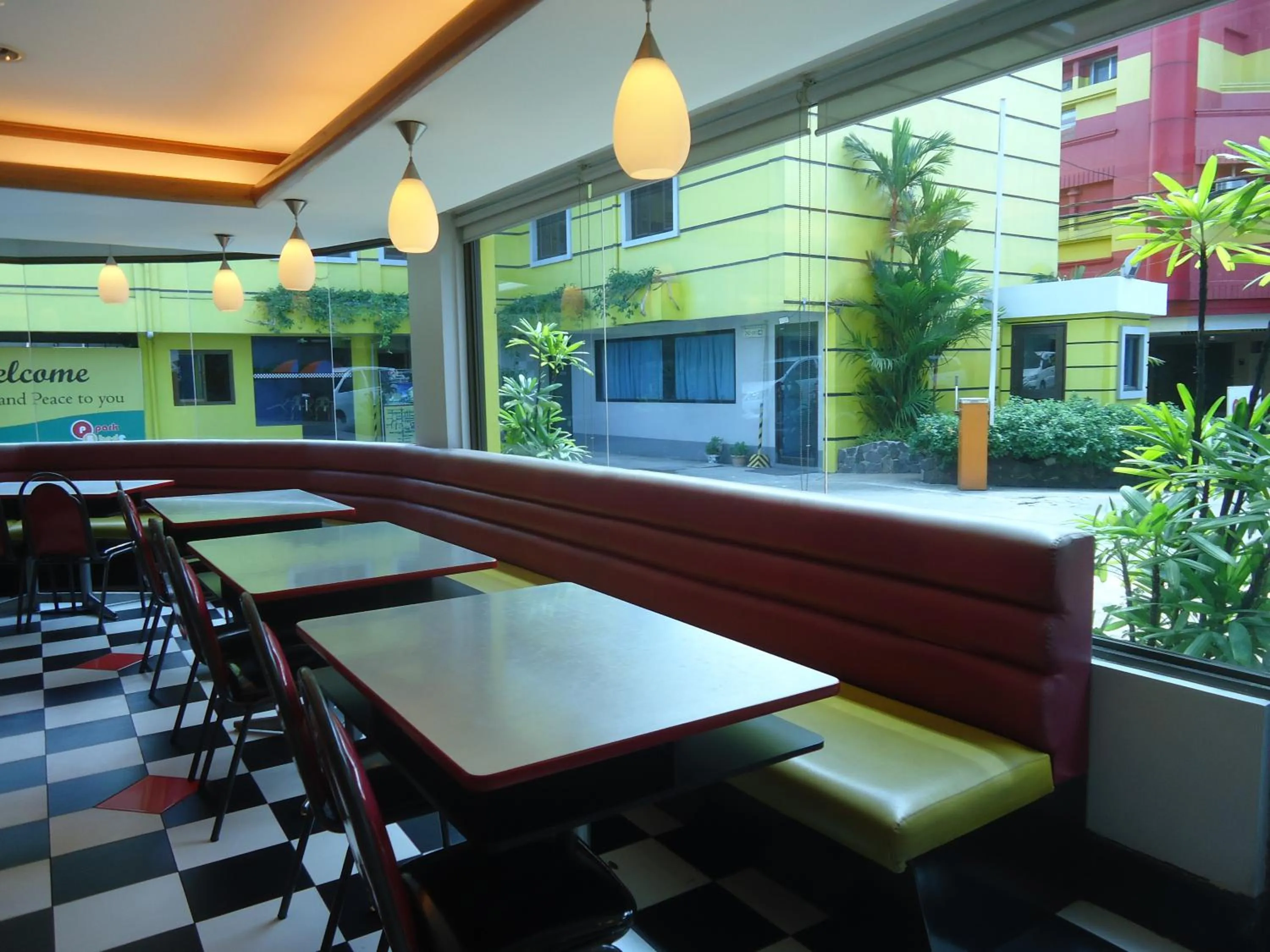 Restaurant/places to eat in Park Bed and Breakfast Hotel Pasay