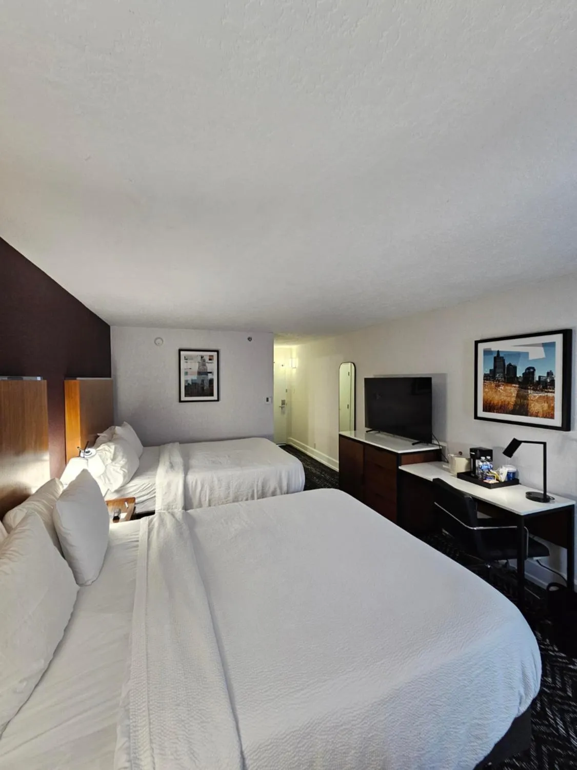 Photo of the whole room, Bed in Four Points by Sheraton Kansas City Airport