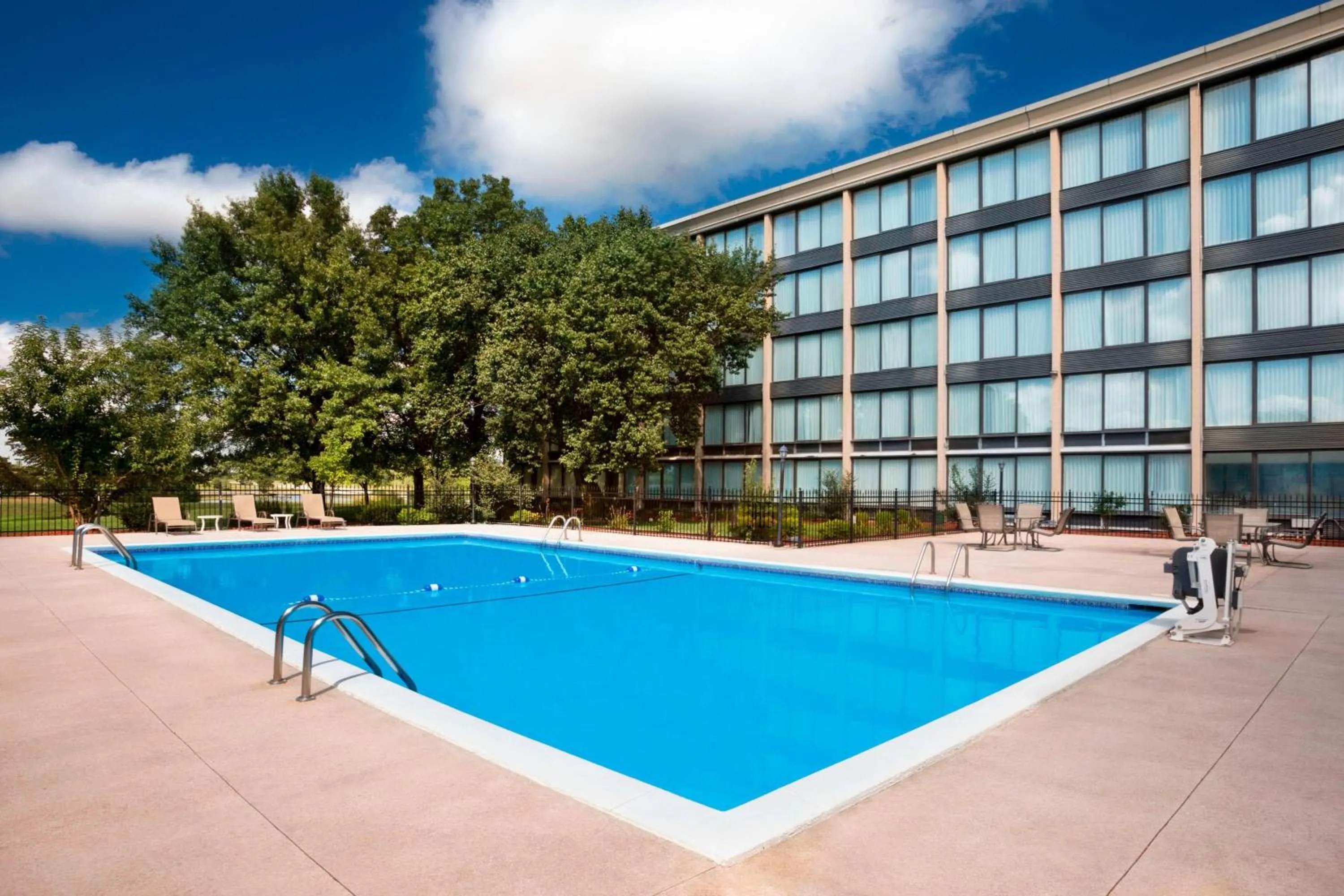 Swimming pool in Four Points by Sheraton Kansas City Airport