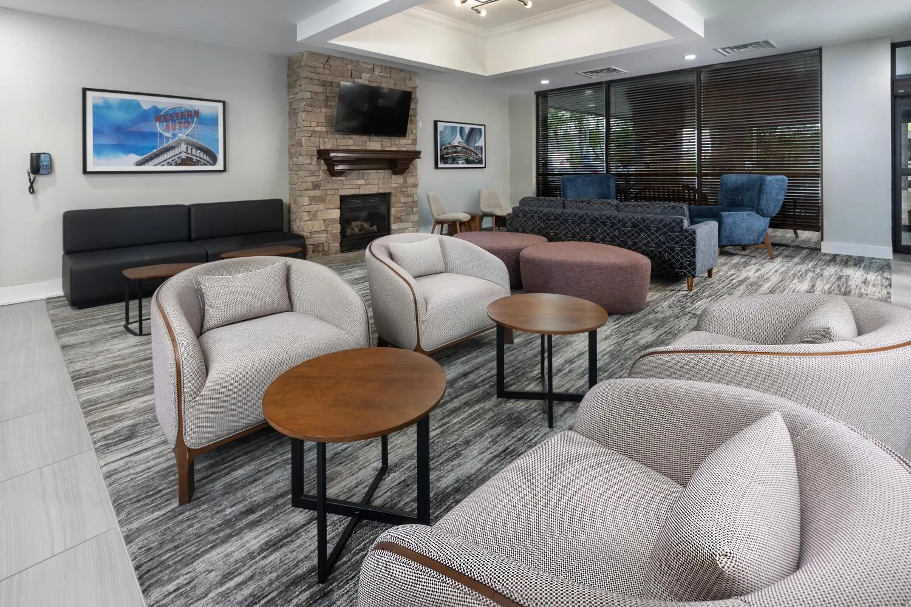 Seating area in Four Points by Sheraton Kansas City Airport