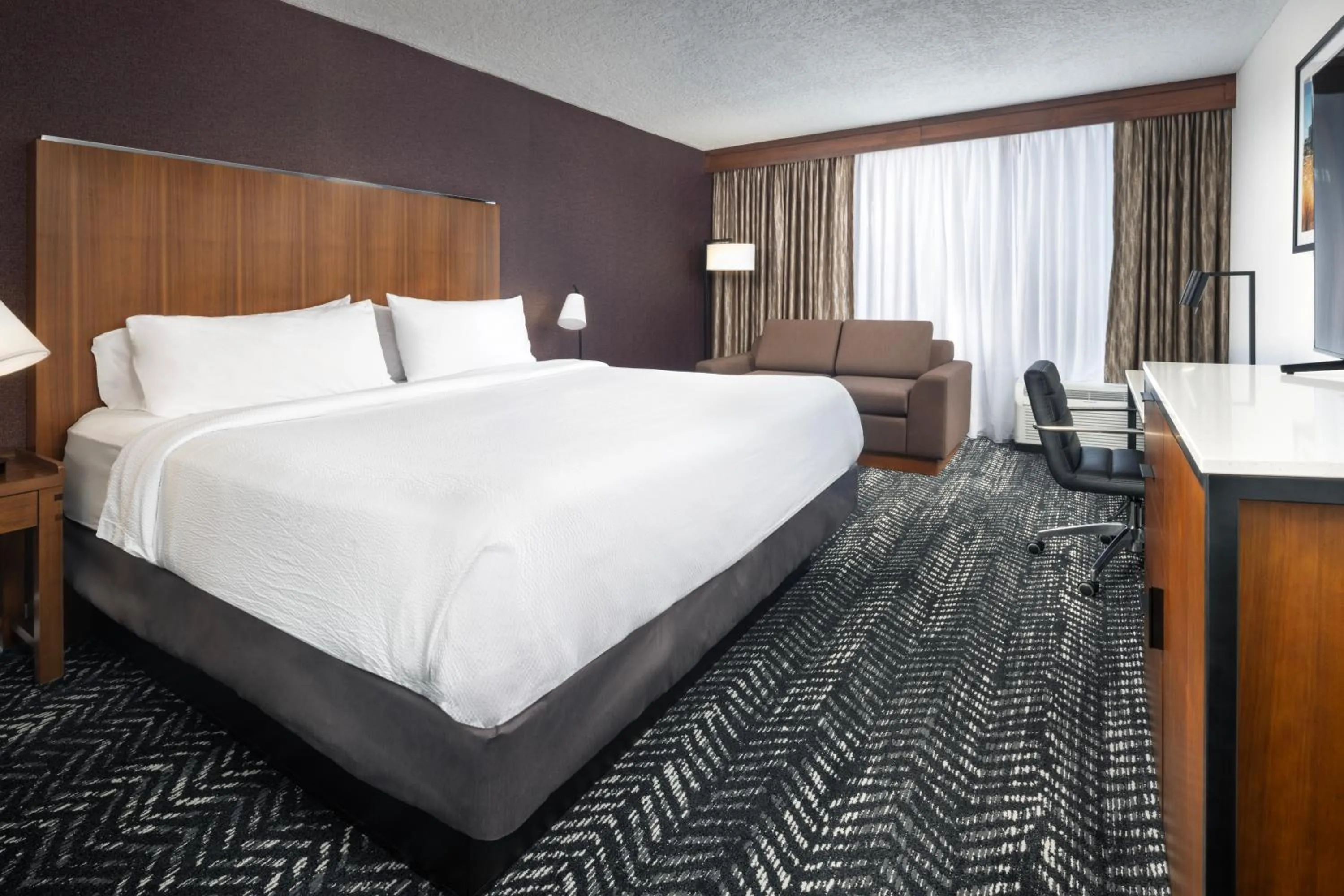 Bed in Four Points by Sheraton Kansas City Airport