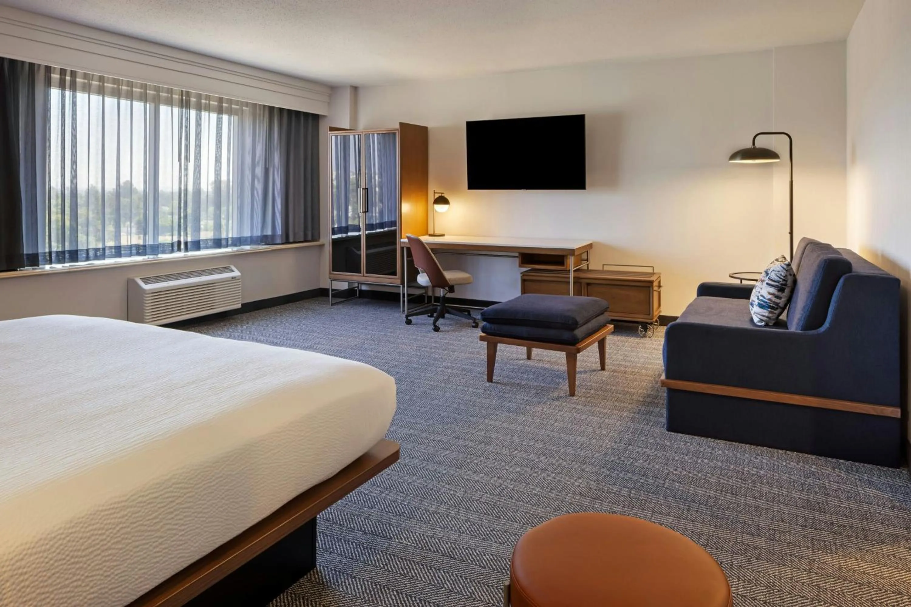 Photo of the whole room, Bed in Courtyard by Marriott Baldwin Park