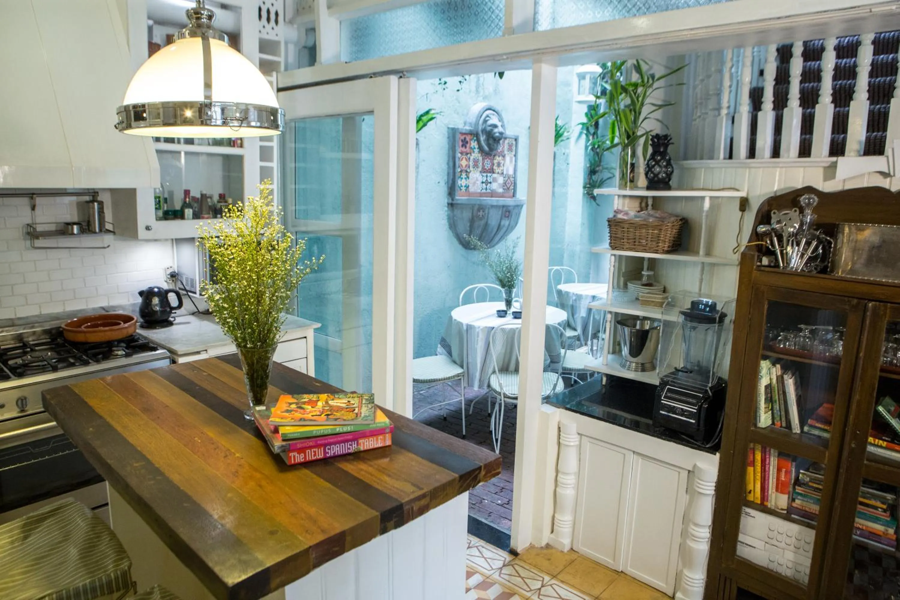 Charming La Casita Mercedes, 5Br and 5TB for Family and Friends Staycation- Read Listing Info