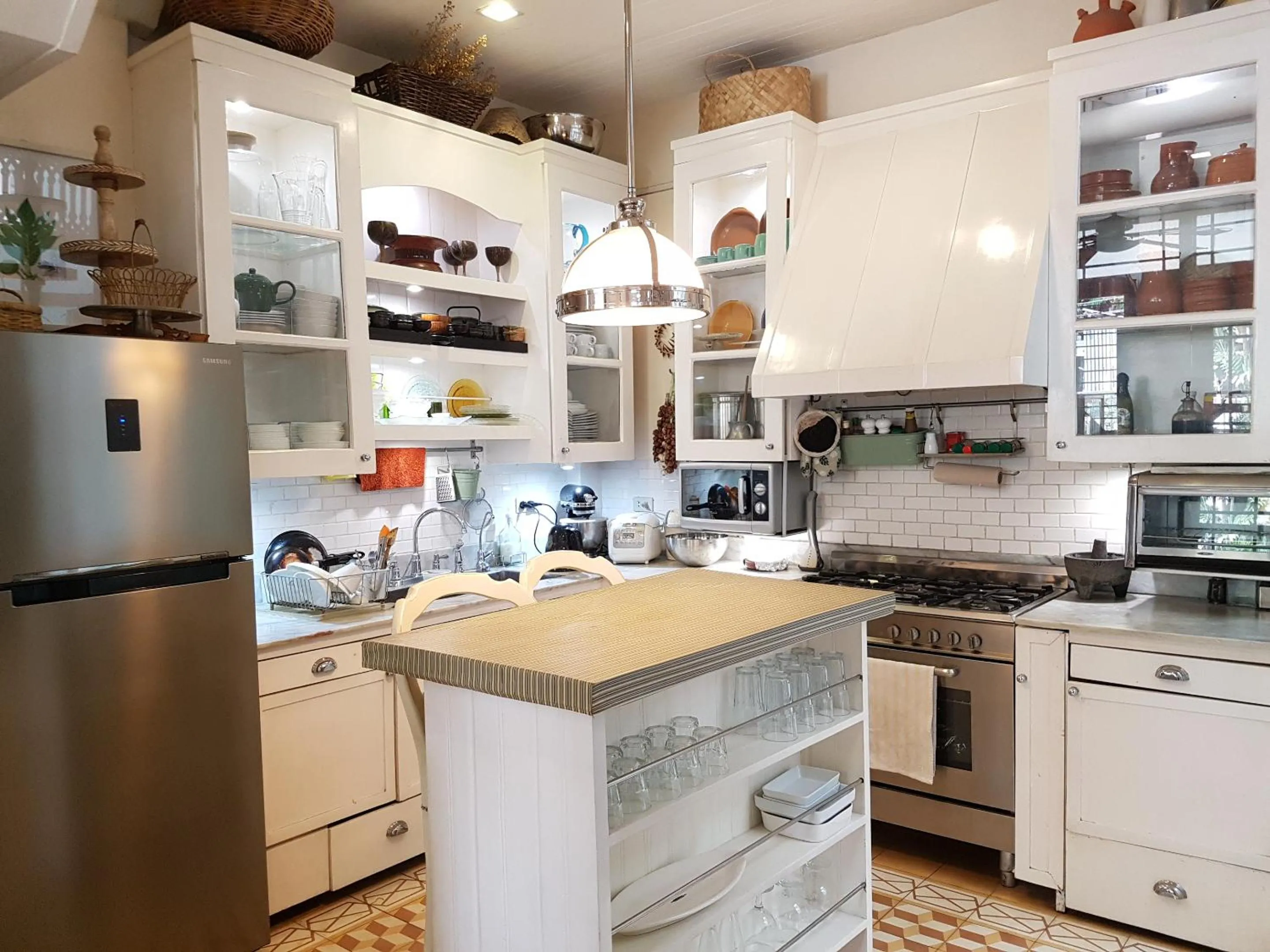 Property building in Charming La Casita Mercedes, 5Br and 5TB for Family and Friends Staycation- Read Listing Info