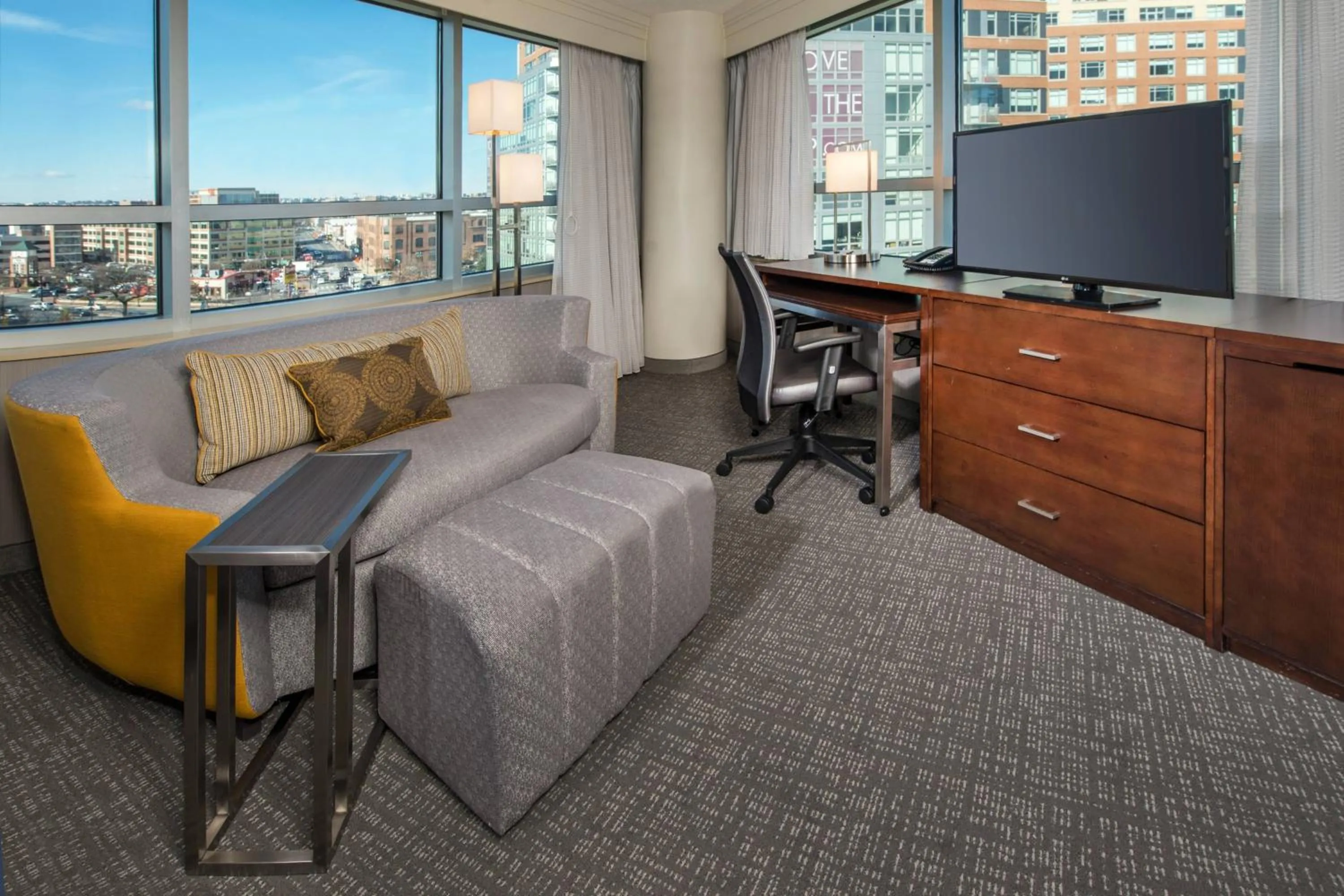 Living room in Courtyard Washington, DC/U.S. Capitol