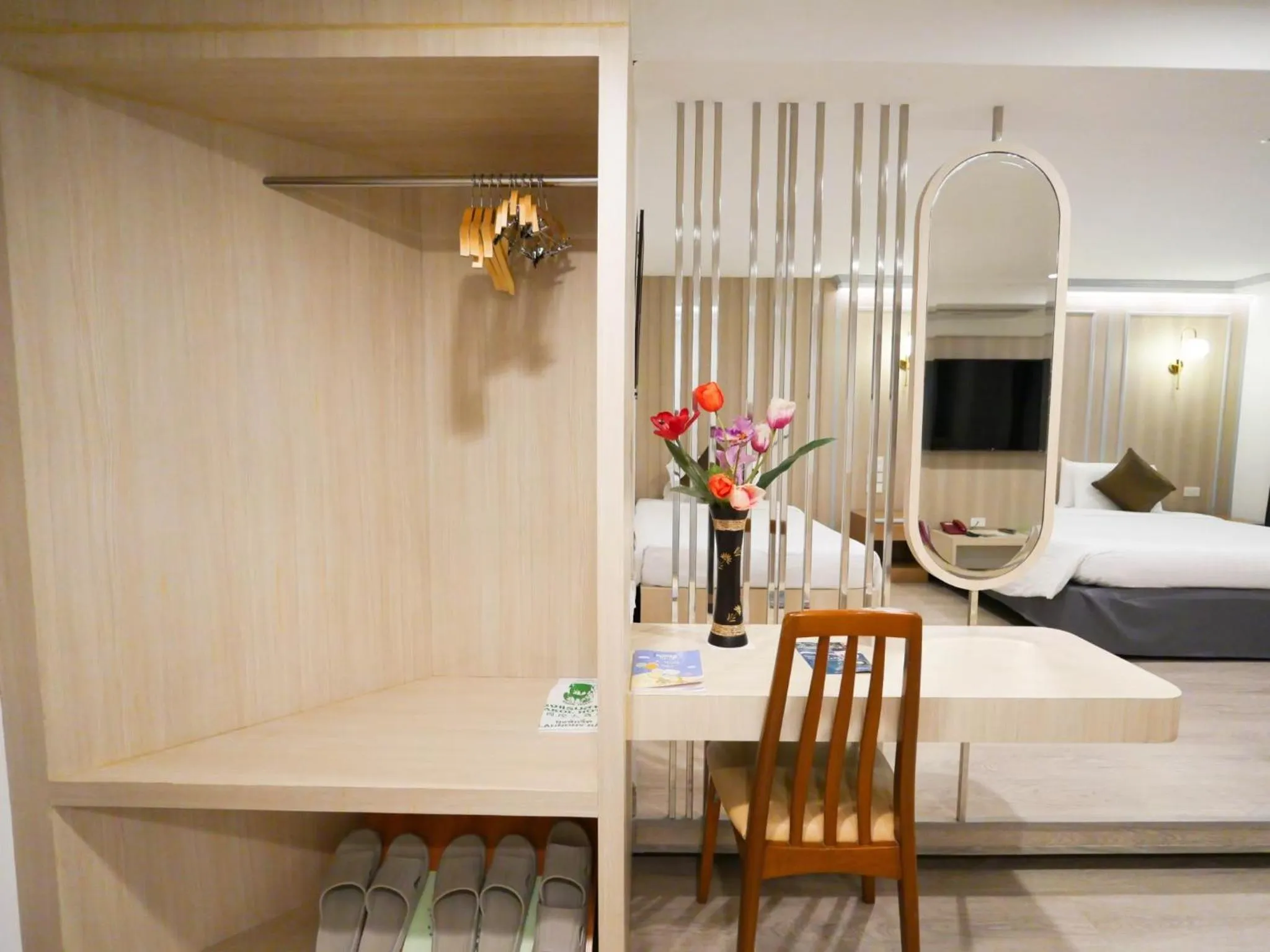 hair dresser, Bed in Sakol Hotel