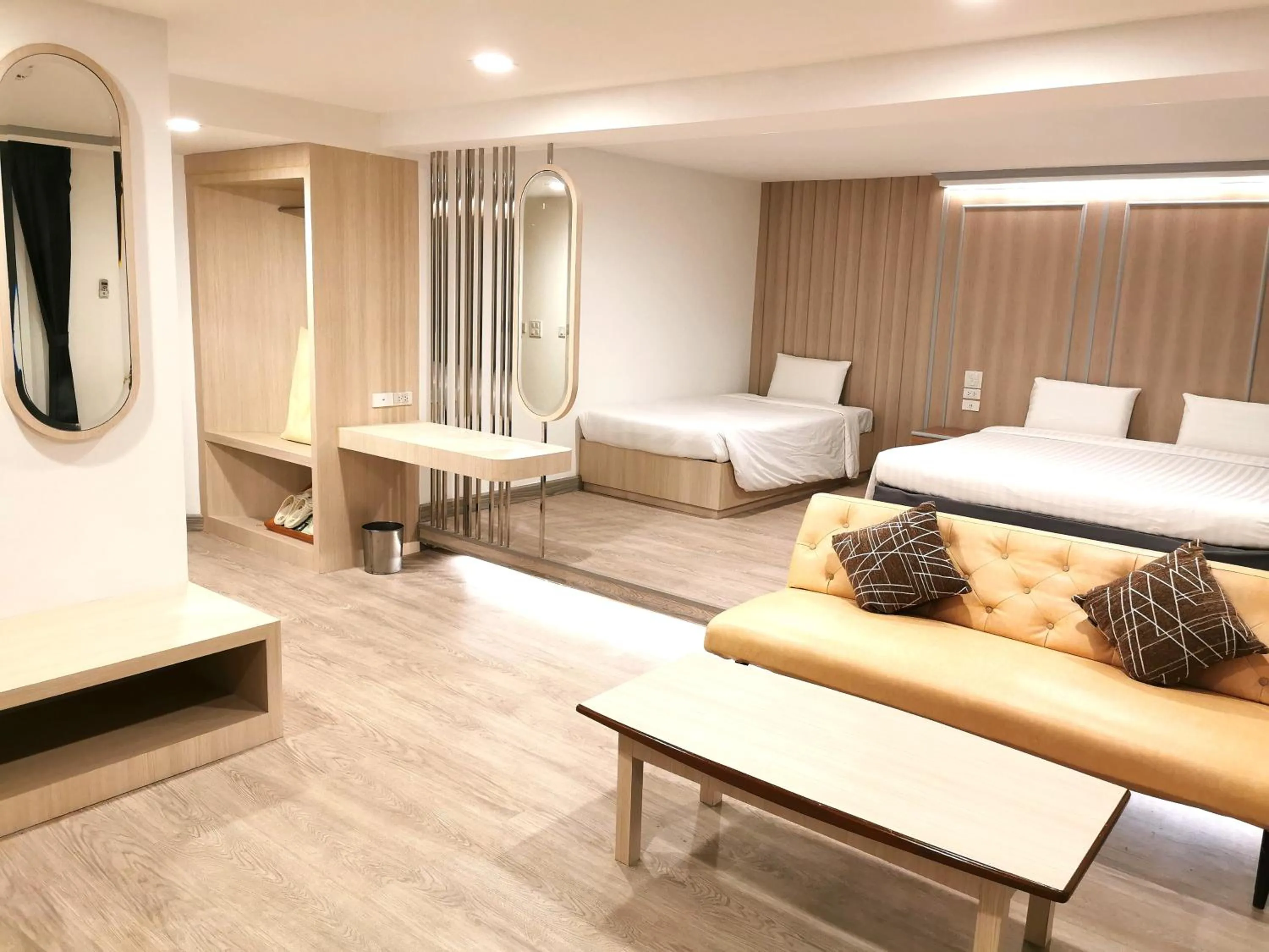 Living room, Bed in Sakol Hotel