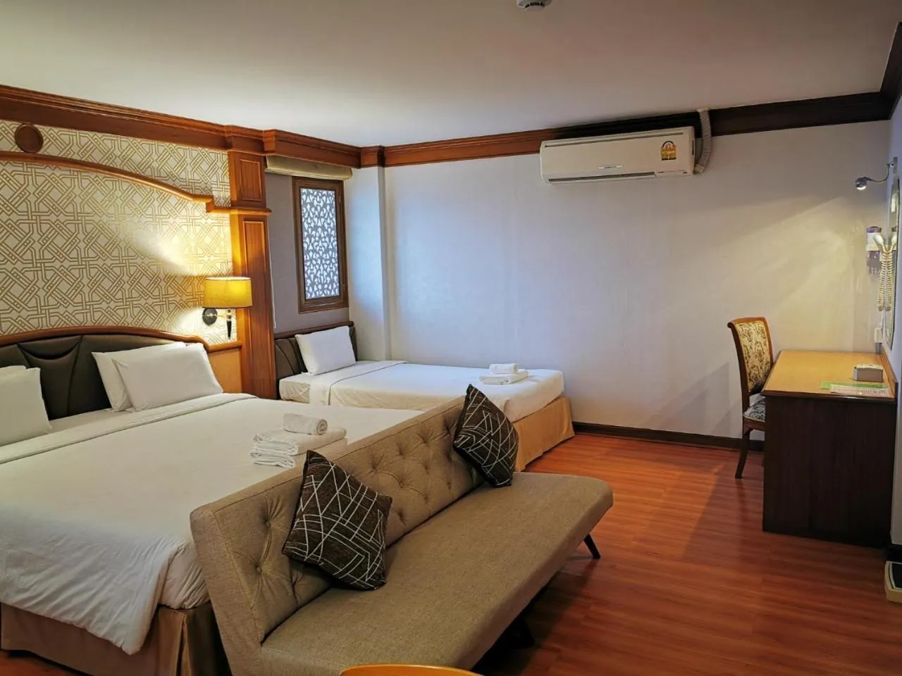 Living room, Bed in Sakol Hotel