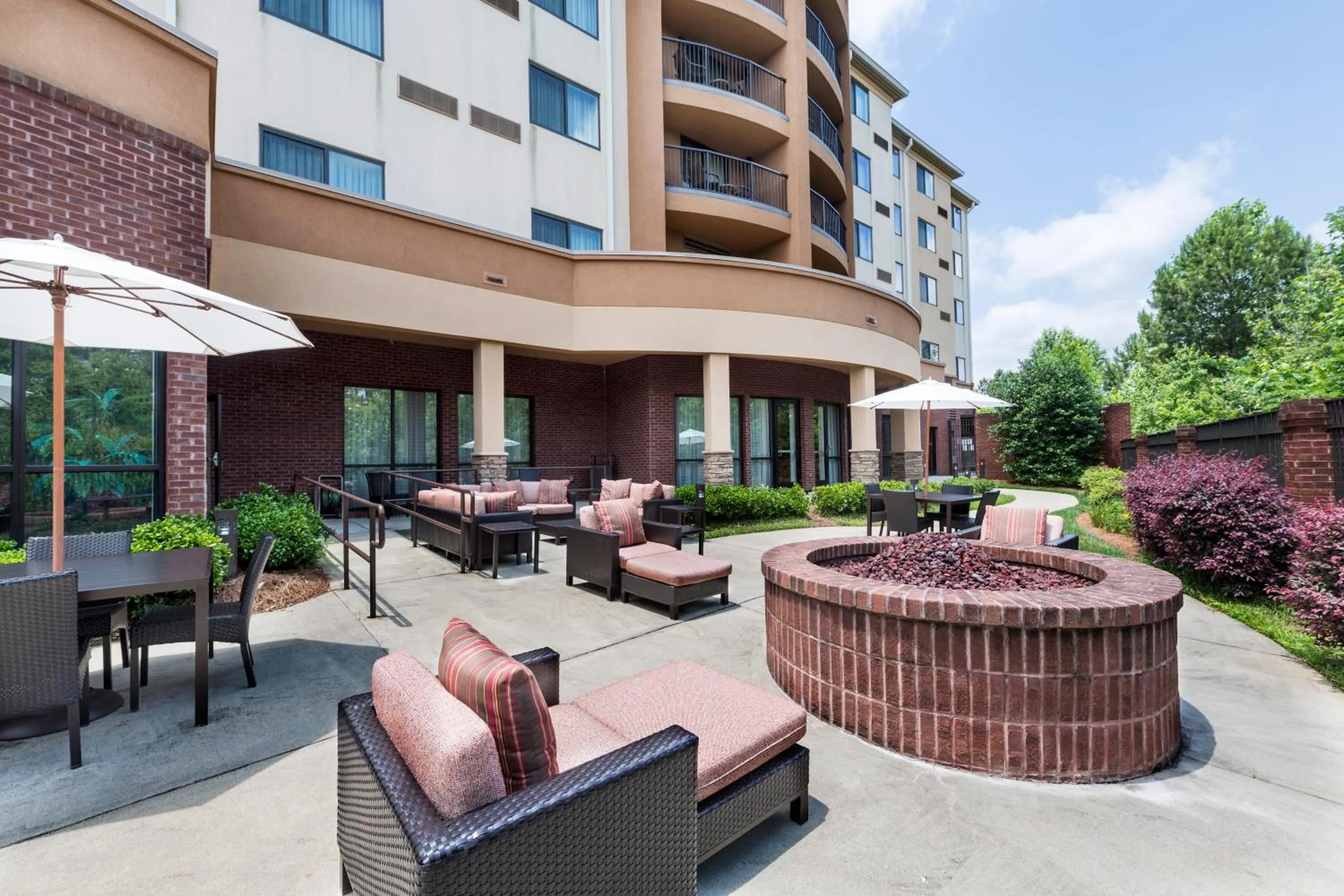 Patio in Courtyard by Marriott Atlanta Buford Mall of Georgia