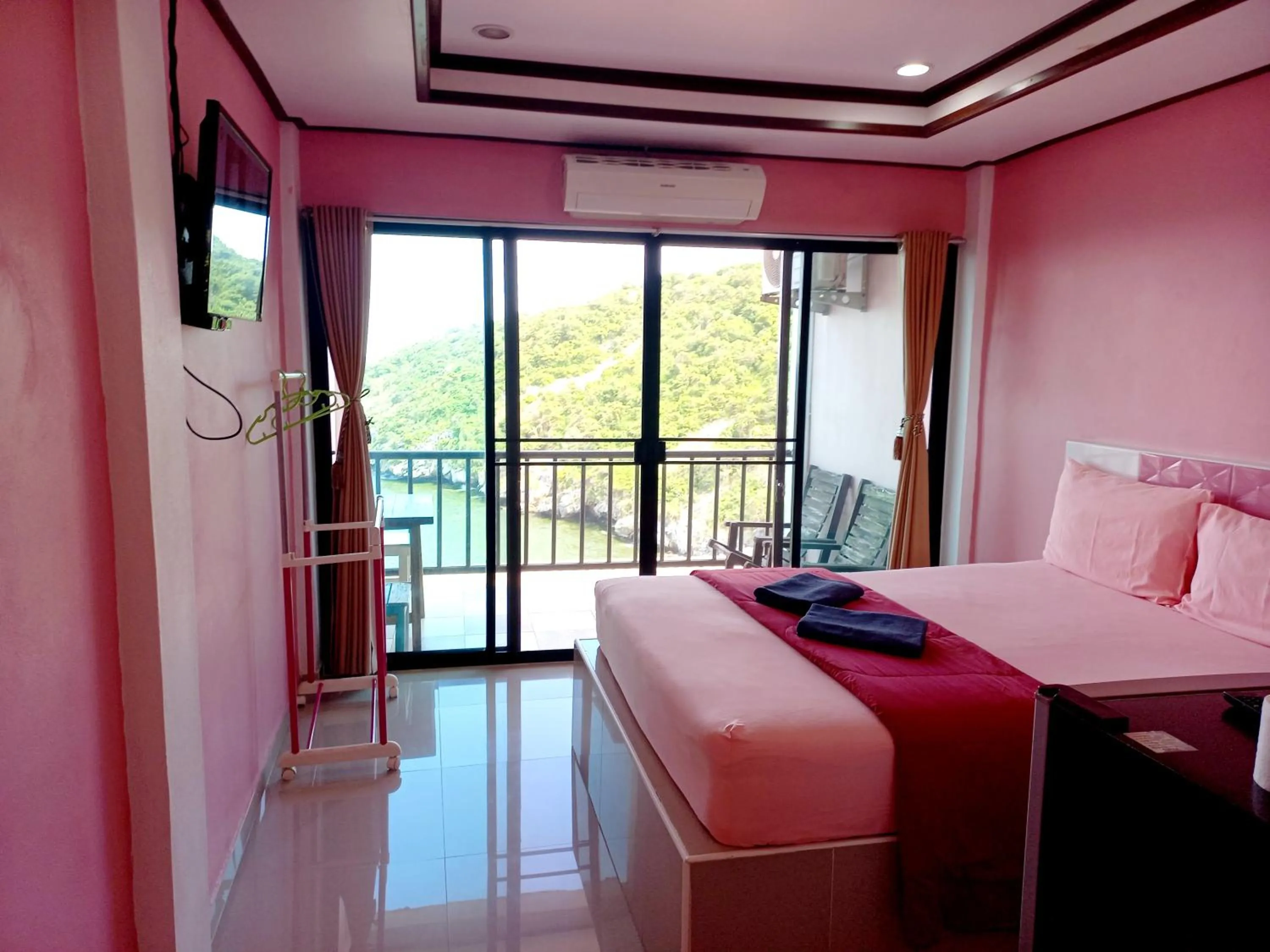 Bed in Ocean View Resort - Koh Sichang