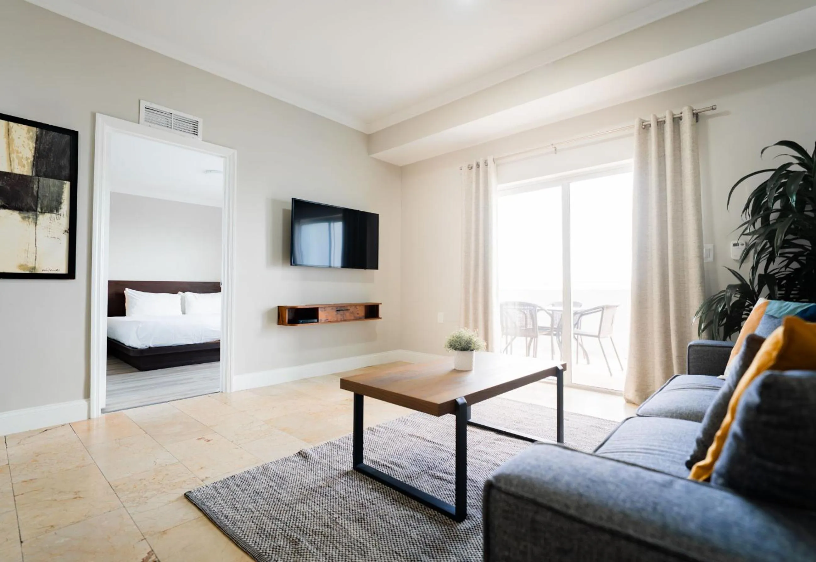 Living room, Bed in Nuvo Suites Hotel - Miami Doral