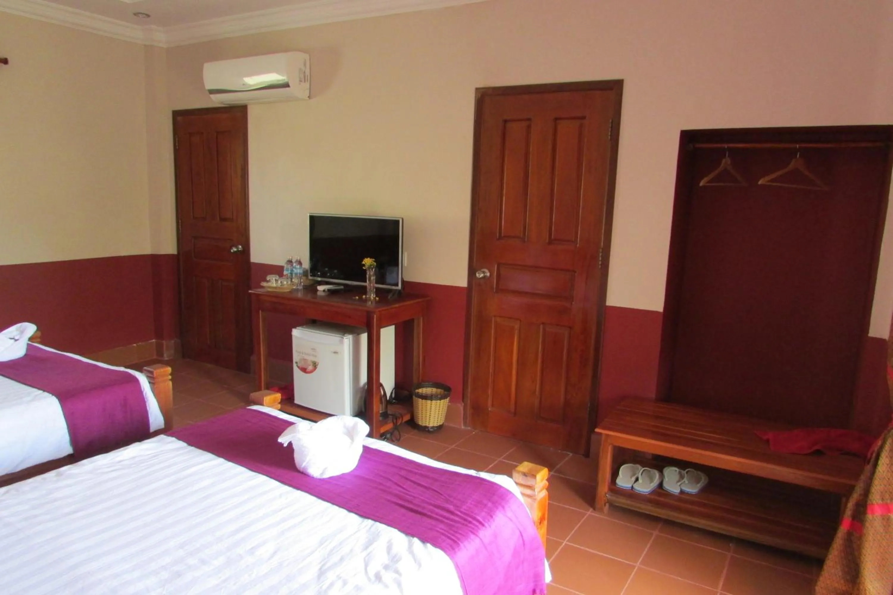 Photo of the whole room, Bed in Phoumrumduol Bungalow