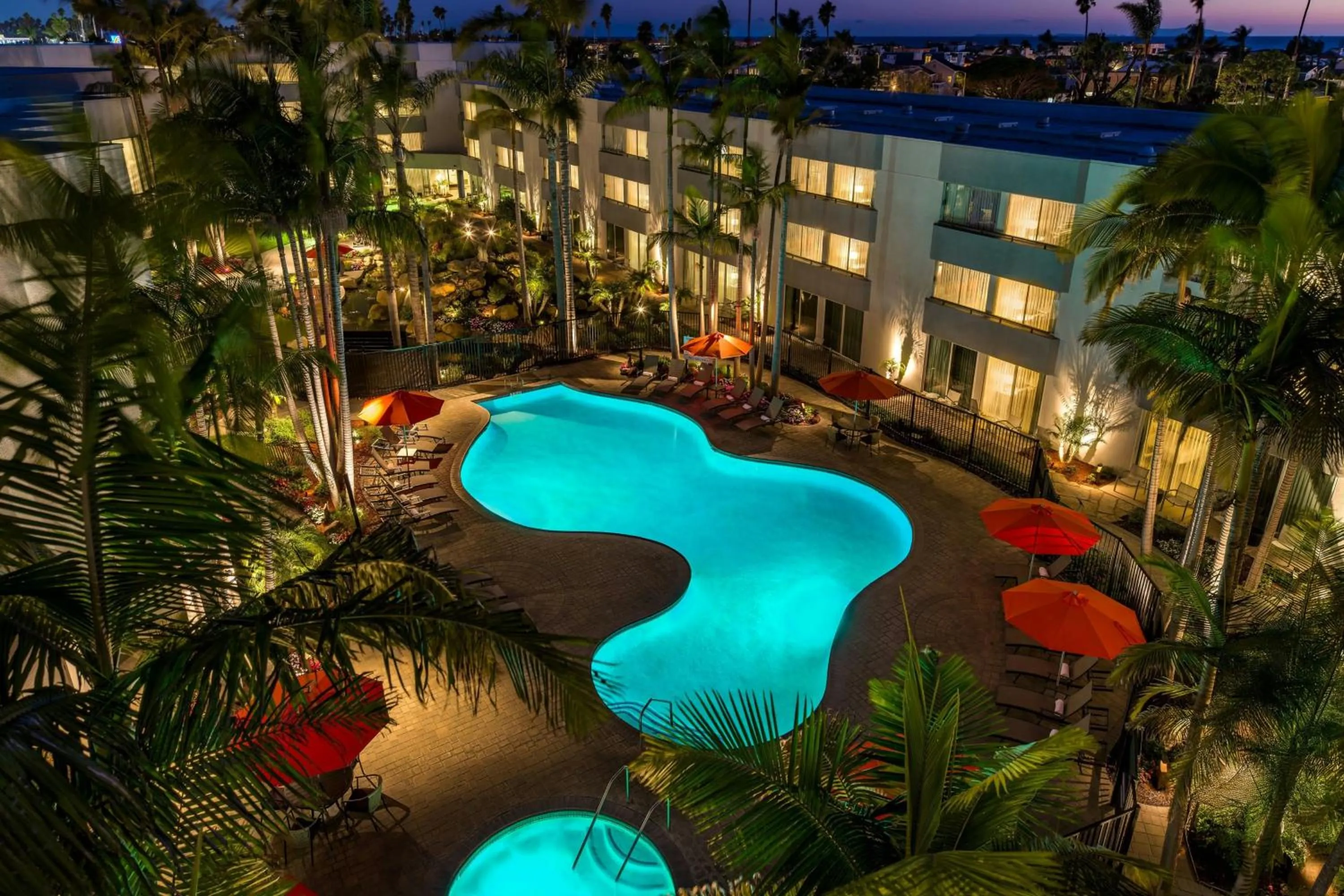 Swimming pool in Ventura Beach Marriott