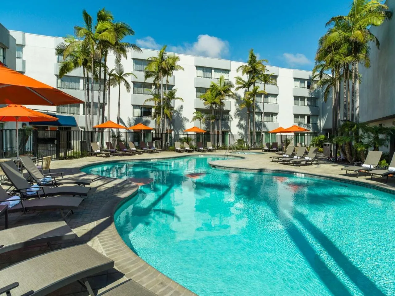 Swimming pool in Ventura Beach Marriott