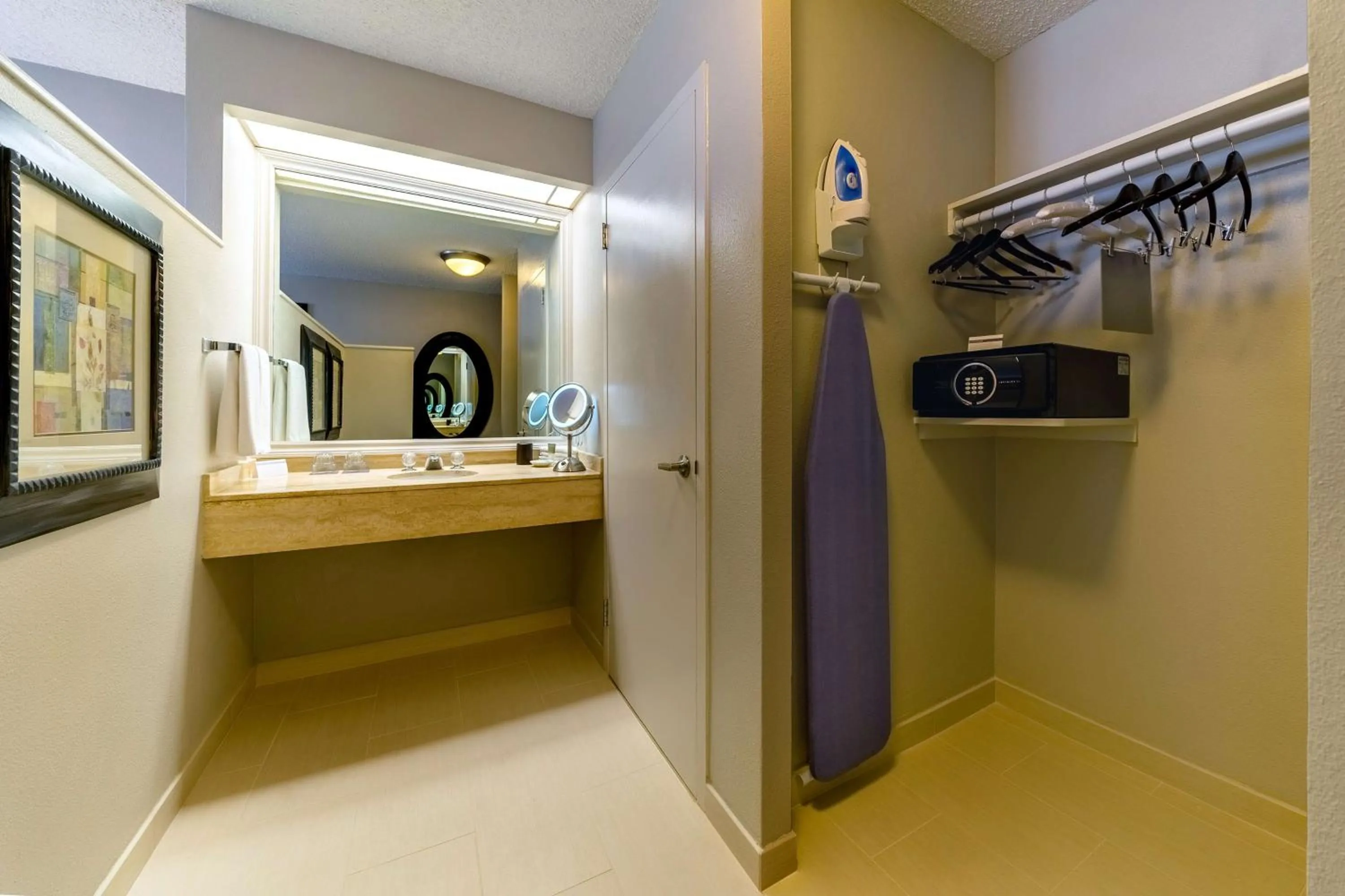 Photo of the whole room in Hyatt Regency Miami