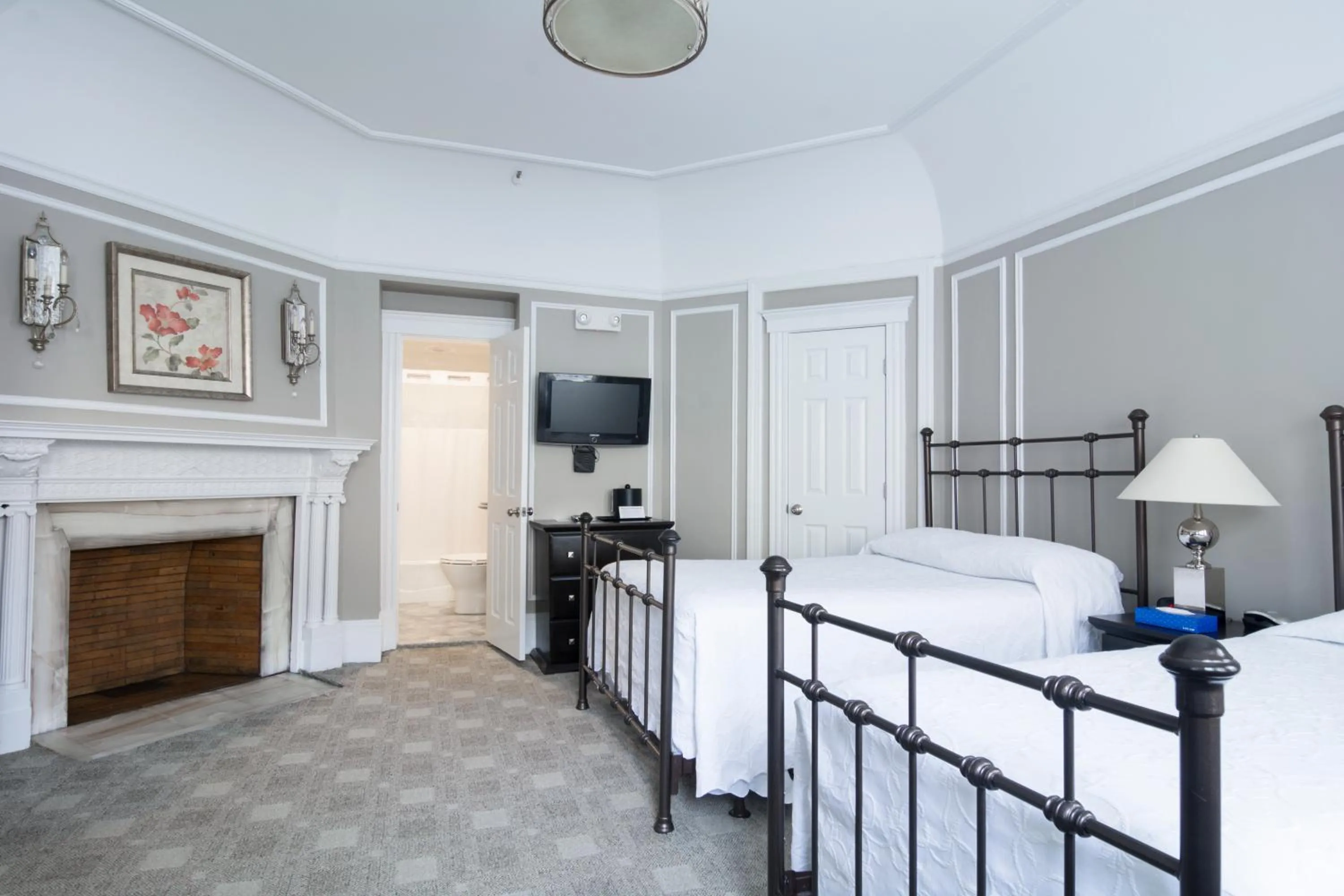 Superior Room with Double Bed and Single Bed in Longwood Inn