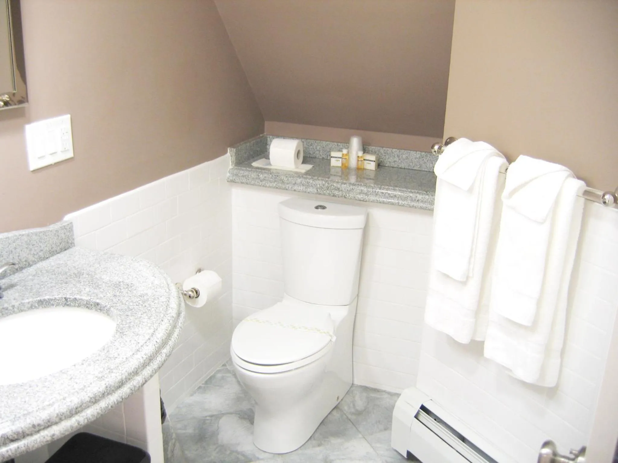 Standard Queen Room in Longwood Inn