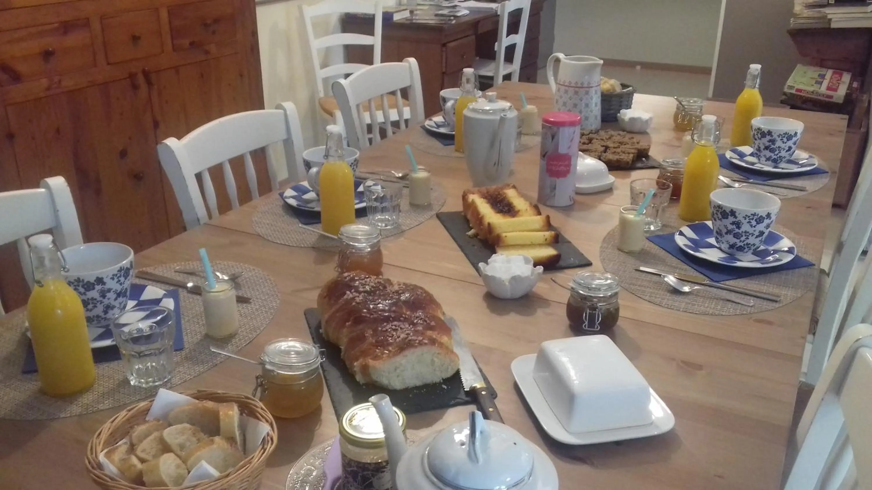 Breakfast in Du Coté de Lacoume