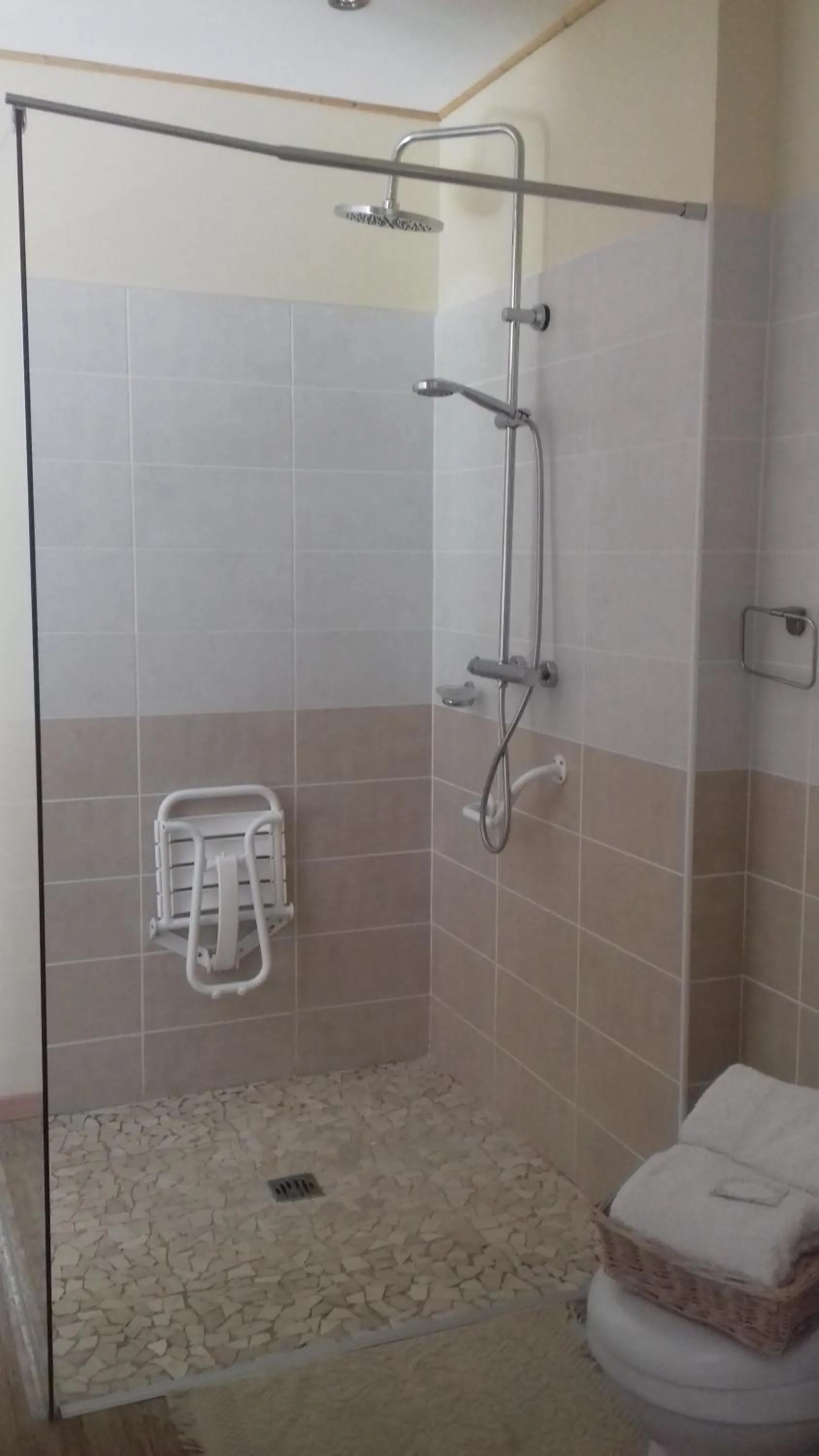 Shower in Du Coté de Lacoume