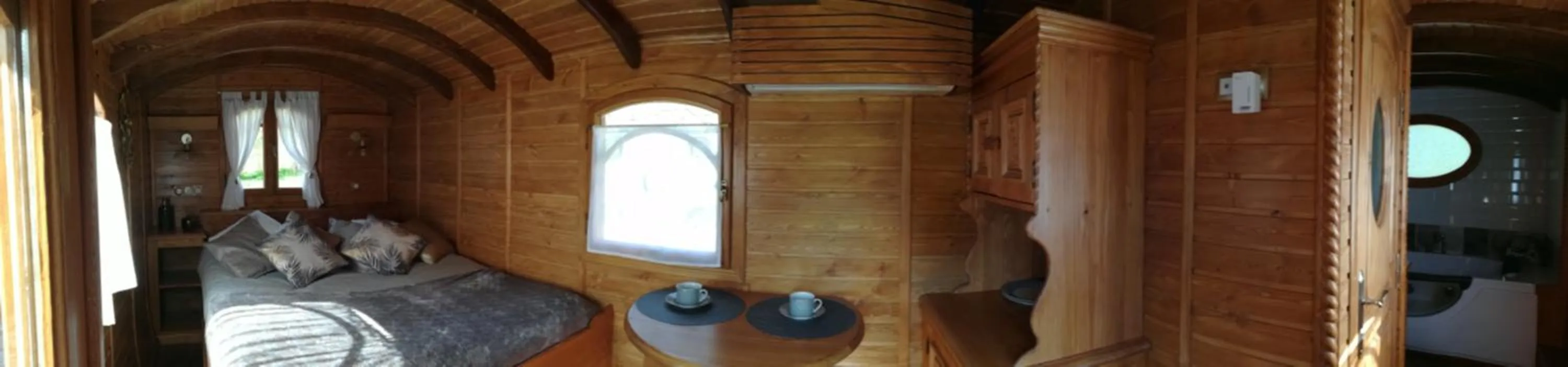 Photo of the whole room, Bed in Du Coté de Lacoume