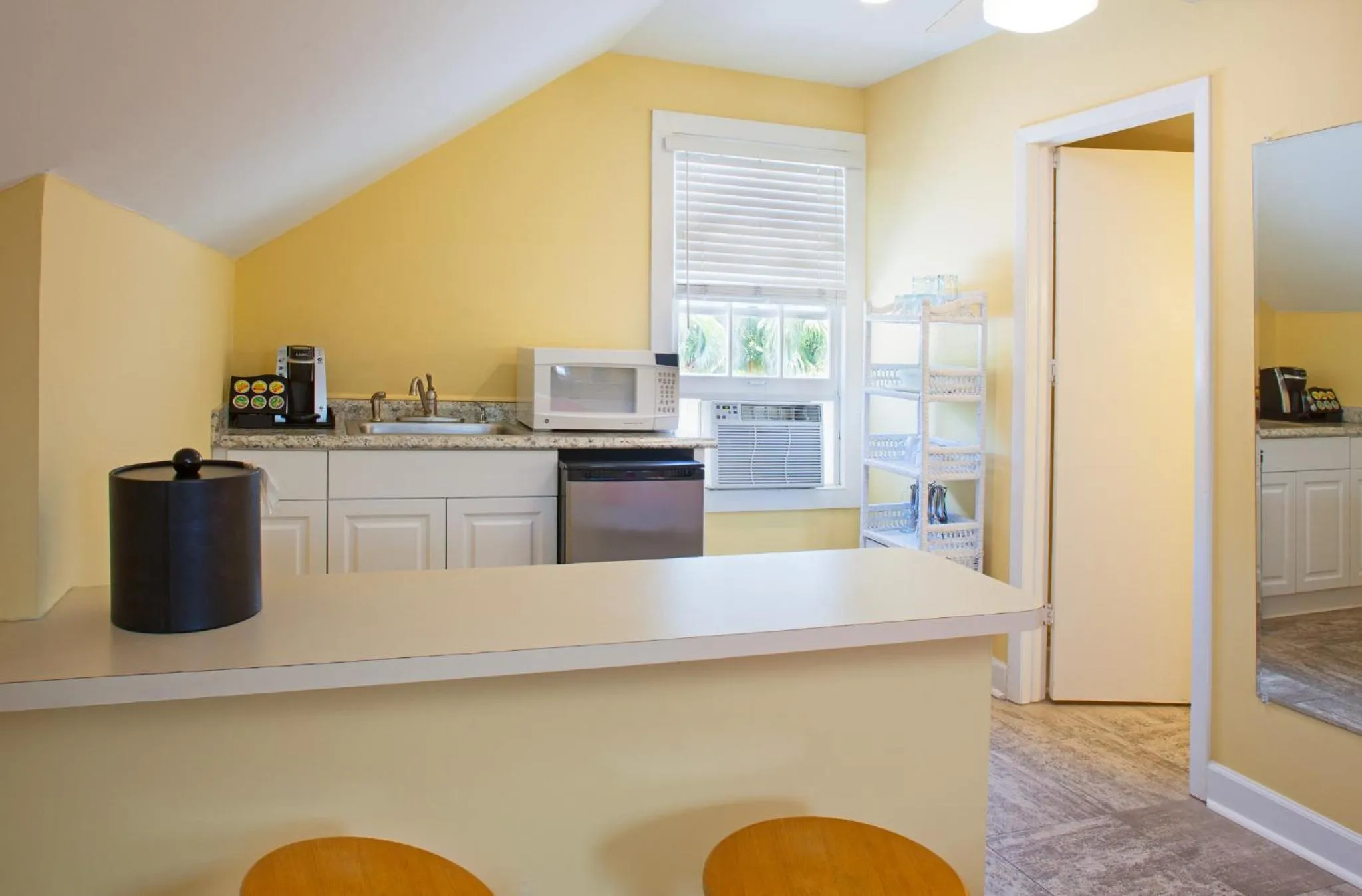 Kitchen or kitchenette in Westwinds Inn