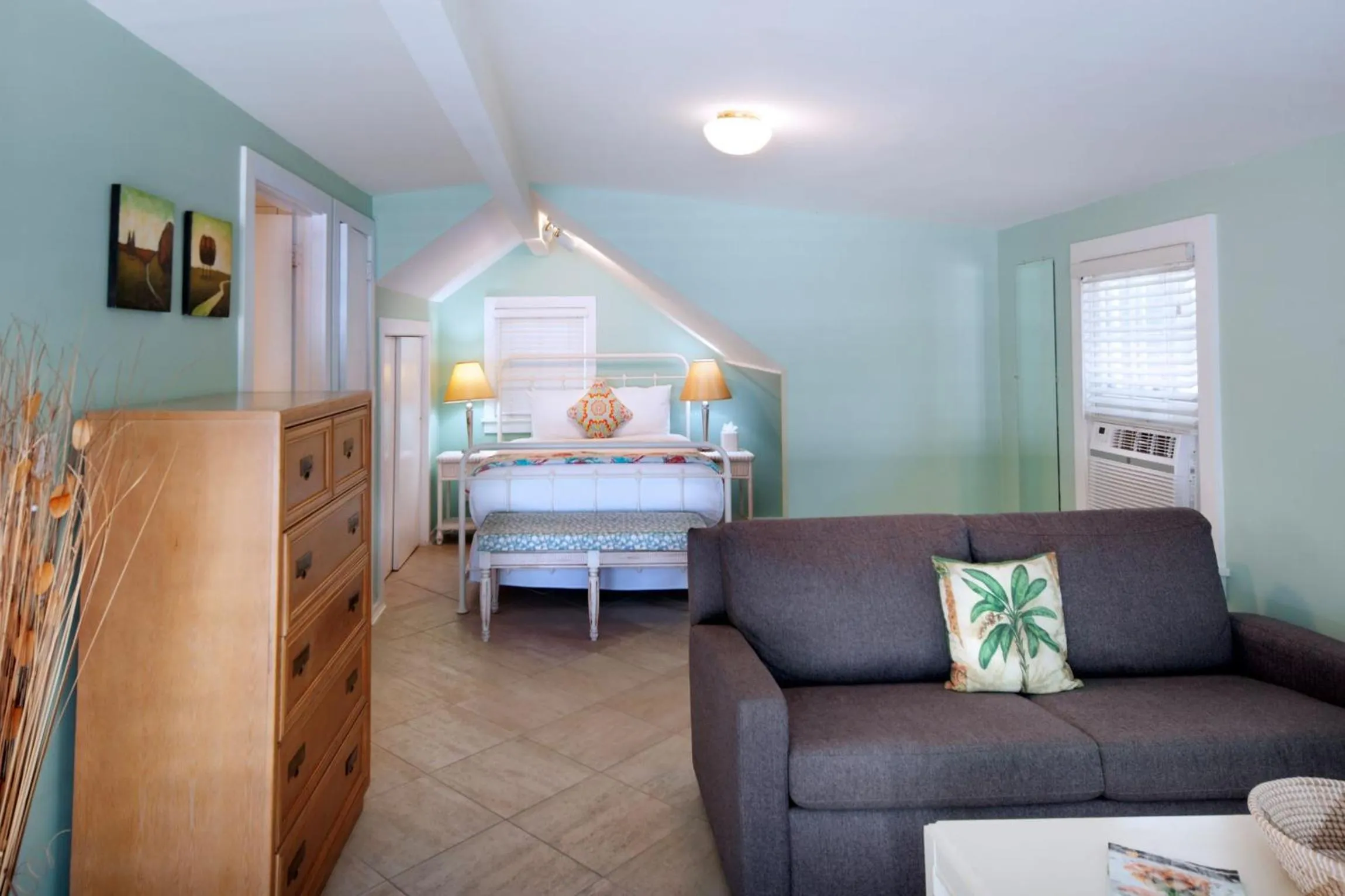 Bed in Westwinds Inn