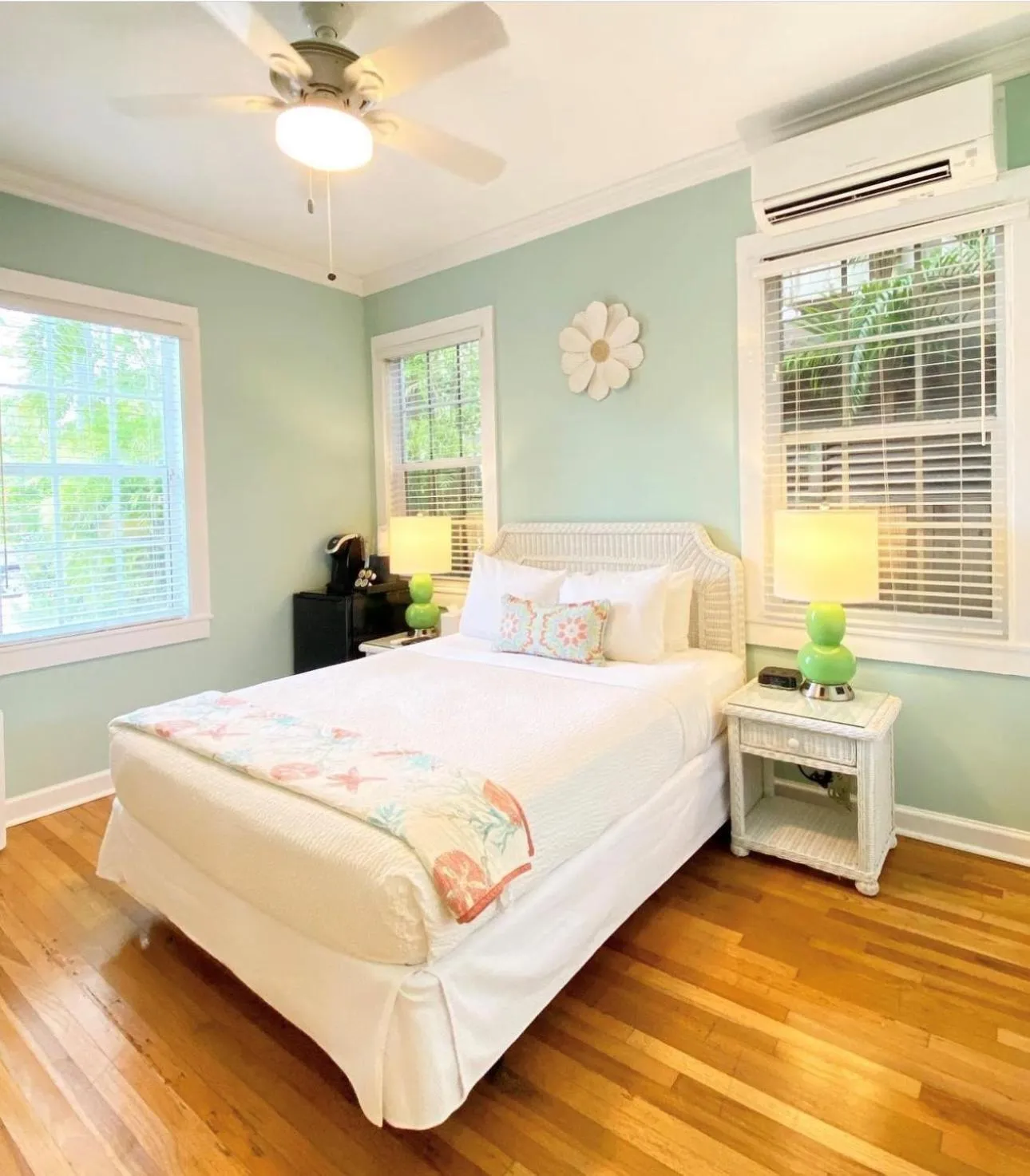 Property building, Bed in Westwinds Inn