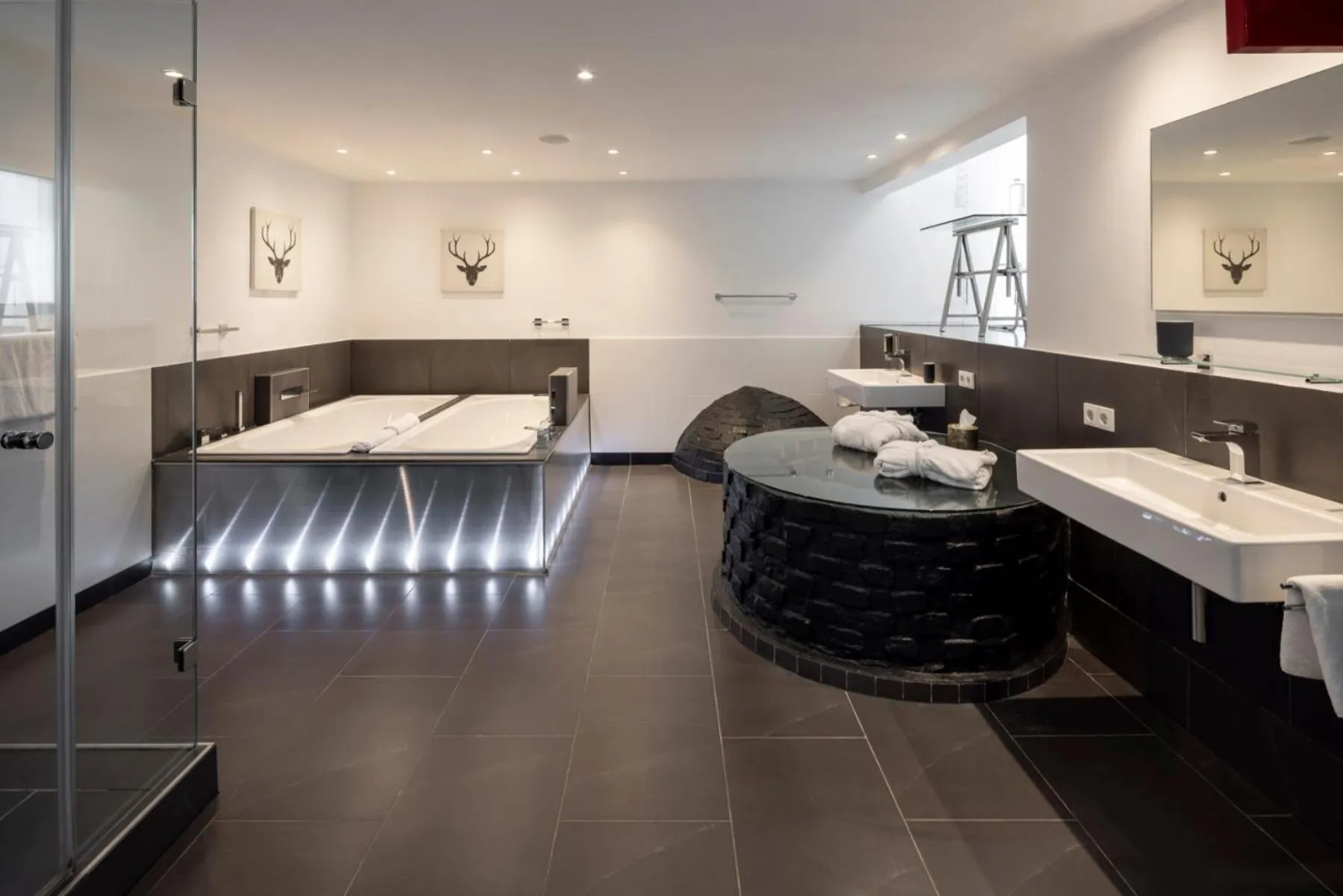 Bathroom, Bed in Schloss Hertefeld & Hertefeldhof