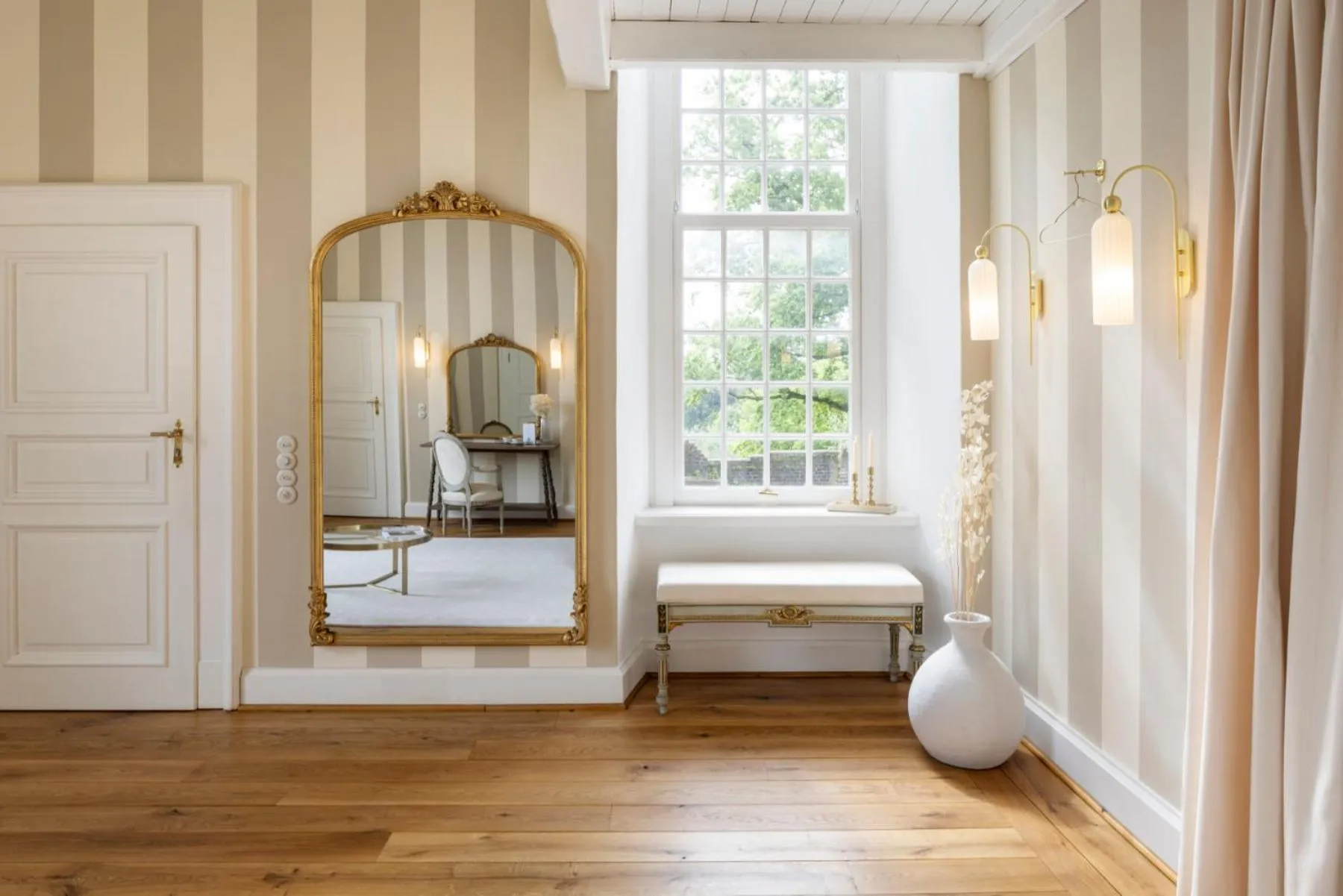 Photo of the whole room, Bed in Schloss Hertefeld & Hertefeldhof