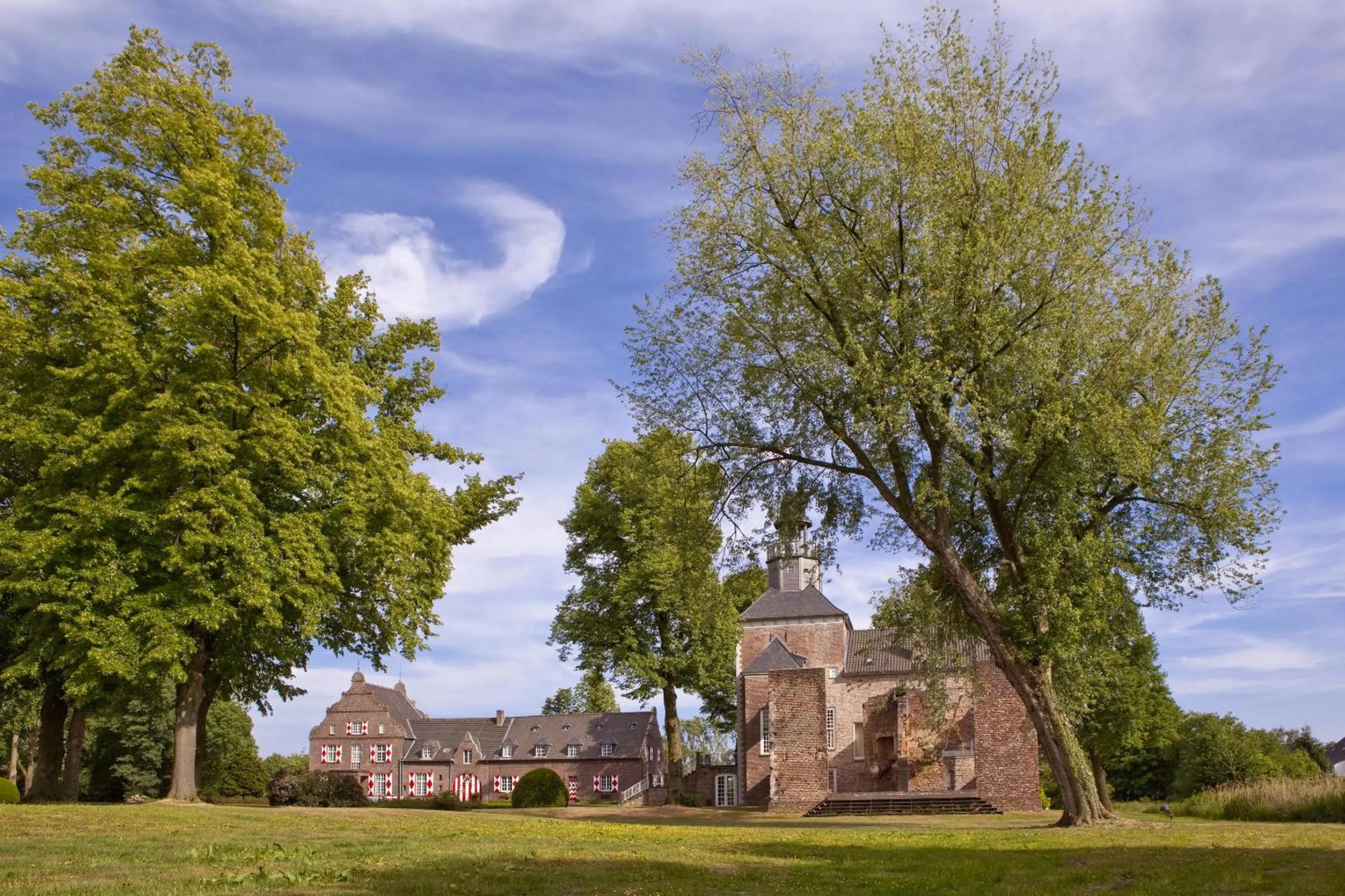 Property building in Schloss Hertefeld & Hertefeldhof