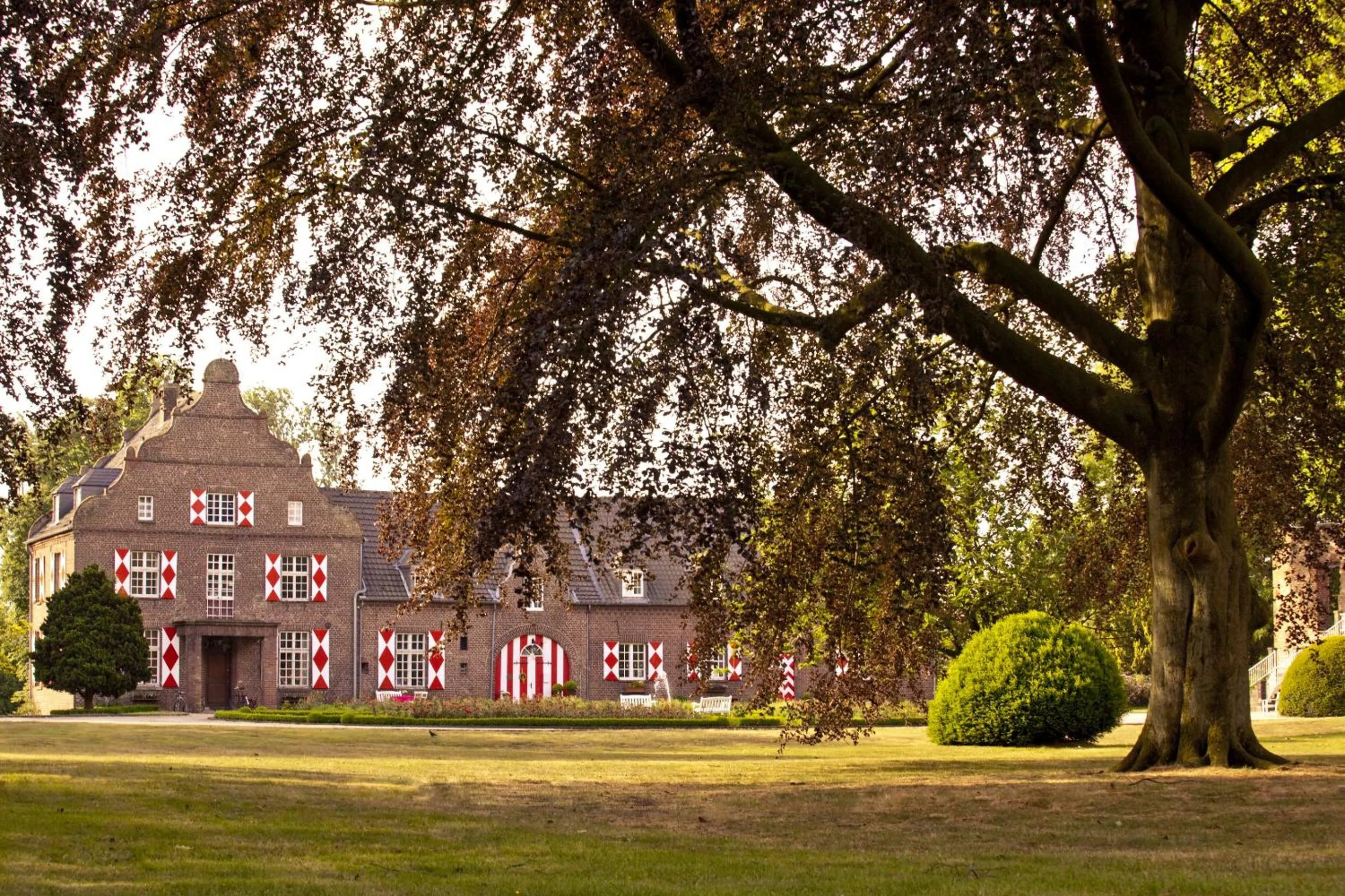 Property building in Schloss Hertefeld & Hertefeldhof