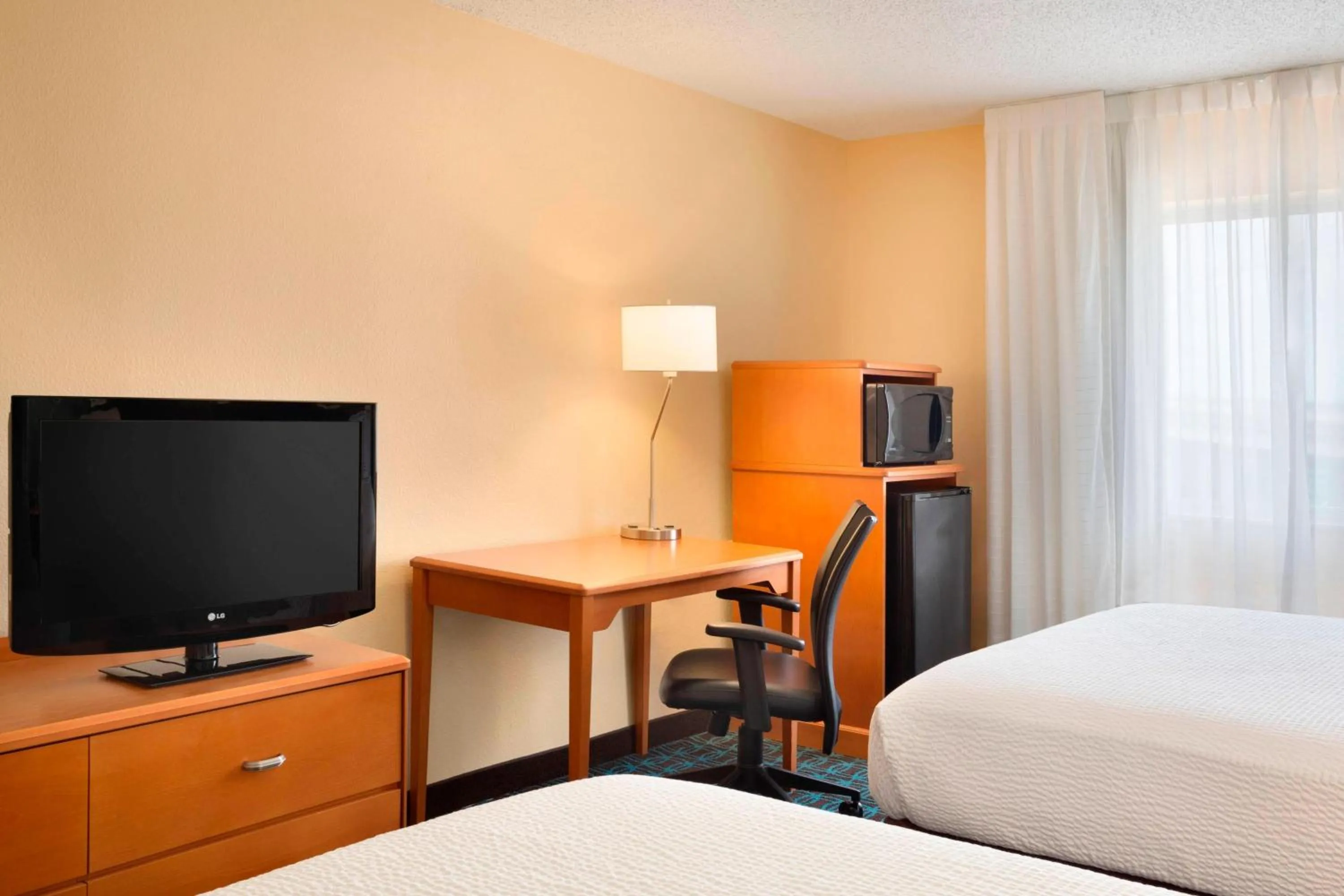 Photo of the whole room, Bed in Fairfield Inn & Suites Fort Worth University Drive