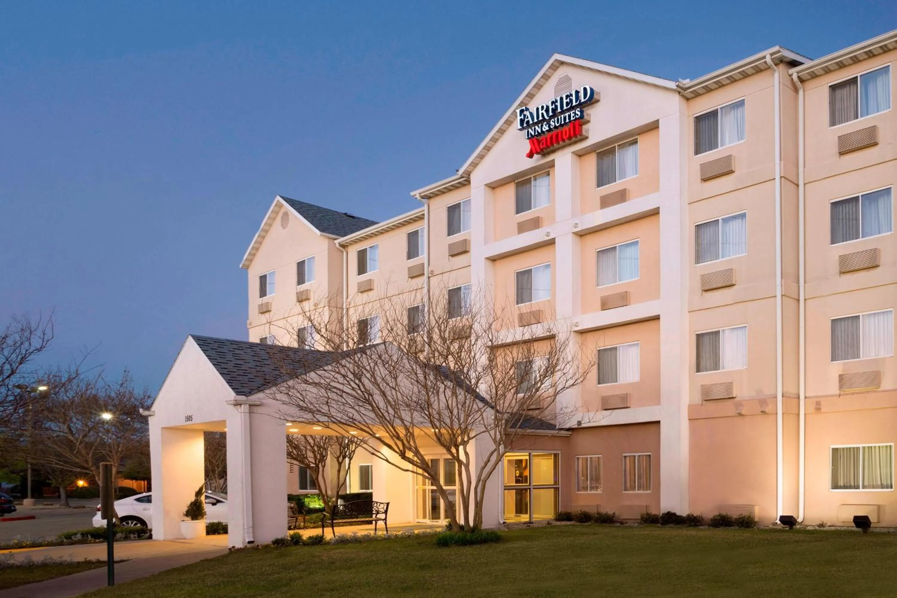 Property building in Fairfield Inn & Suites Fort Worth University Drive