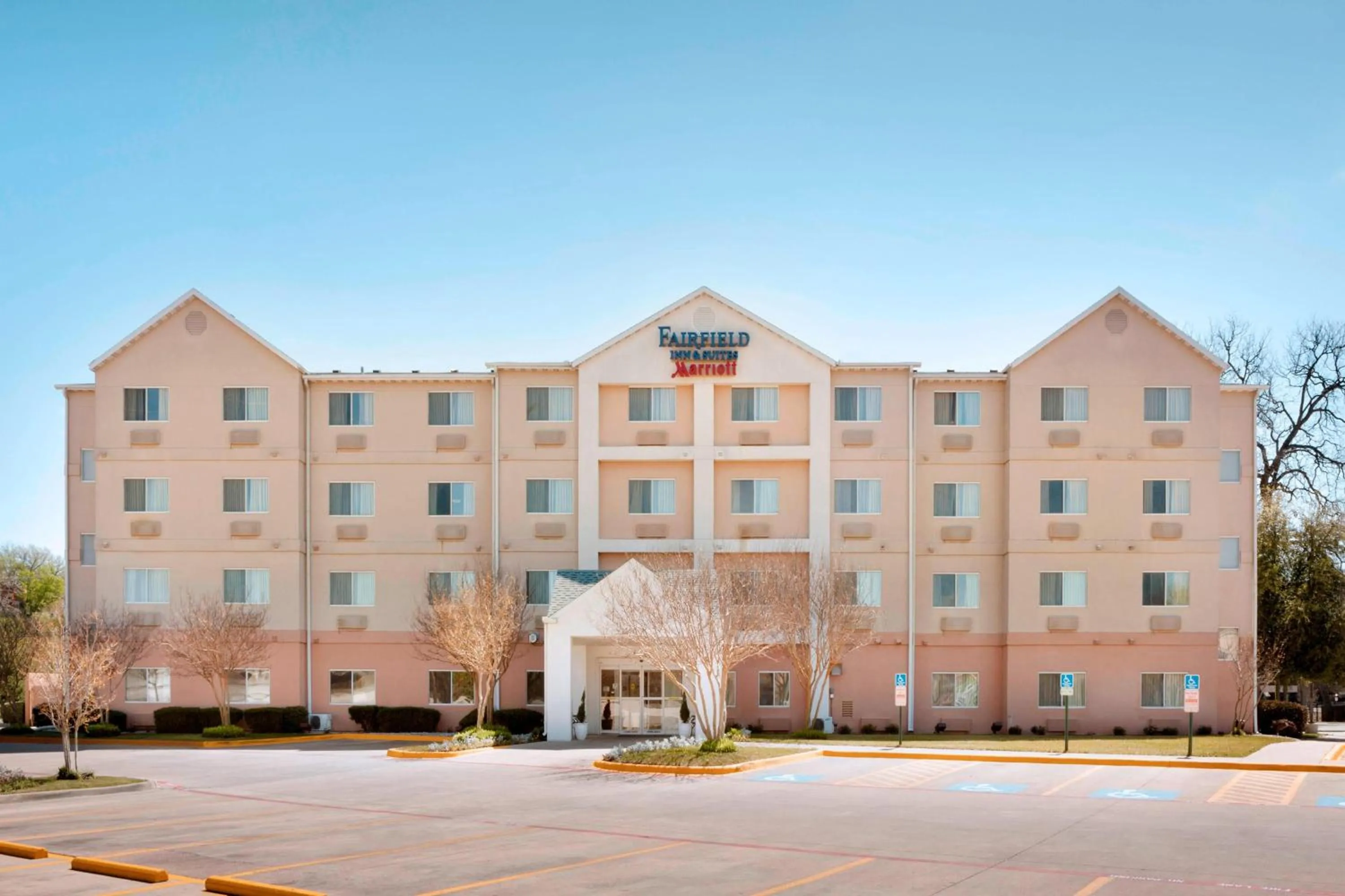 Property building in Fairfield Inn & Suites Fort Worth University Drive