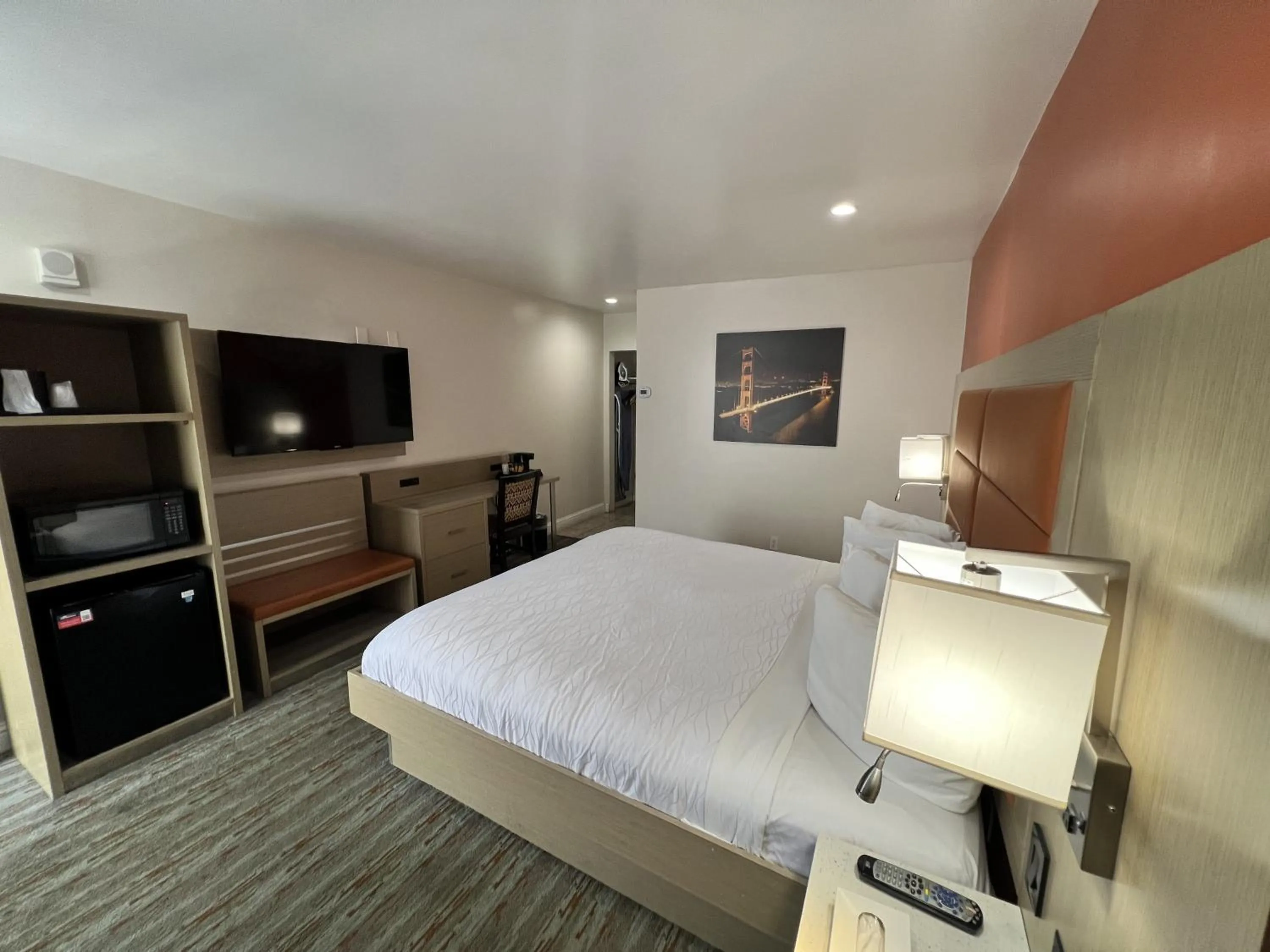 Bed in Presidio Parkway Inn