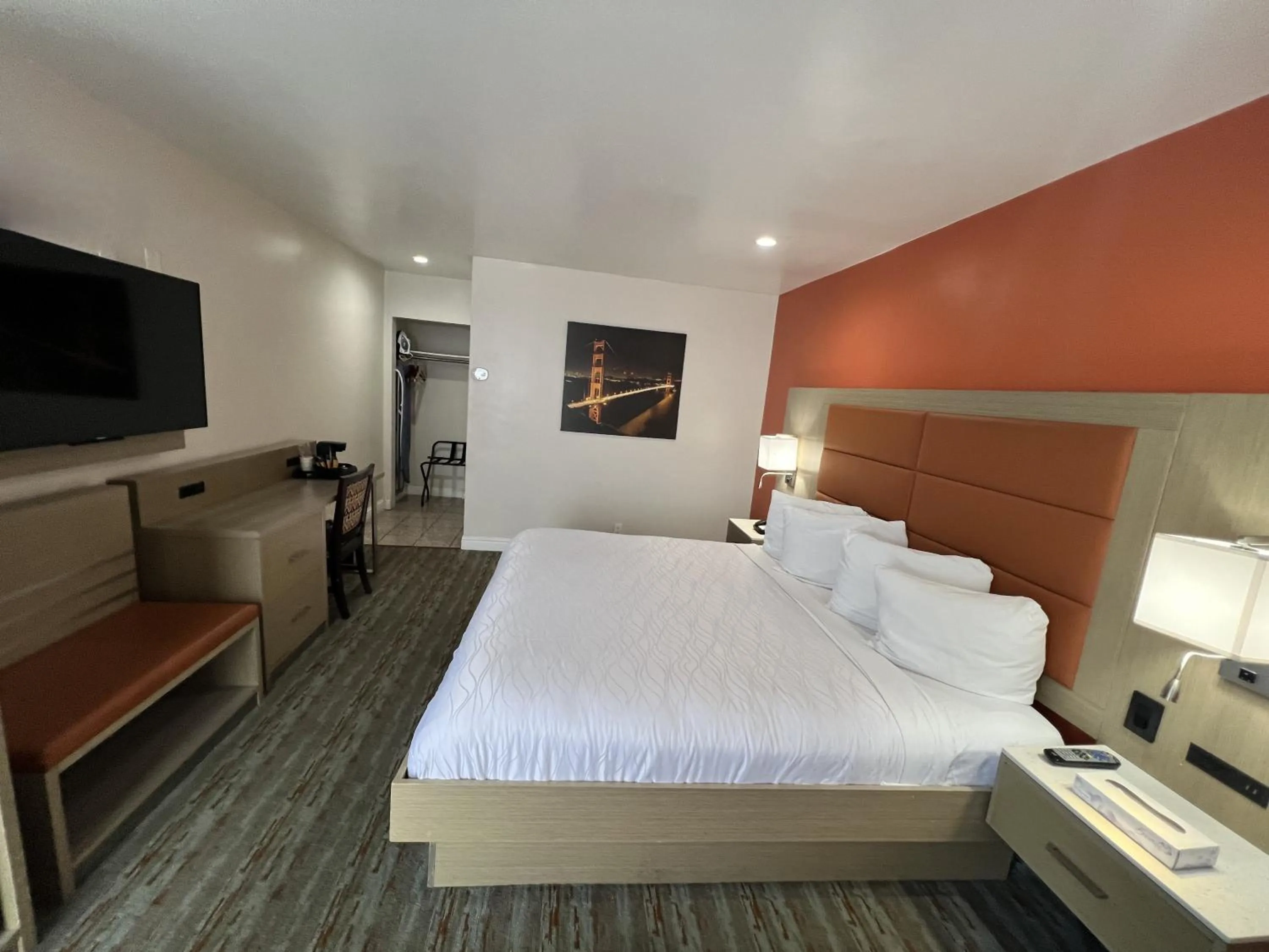 Bed in Presidio Parkway Inn