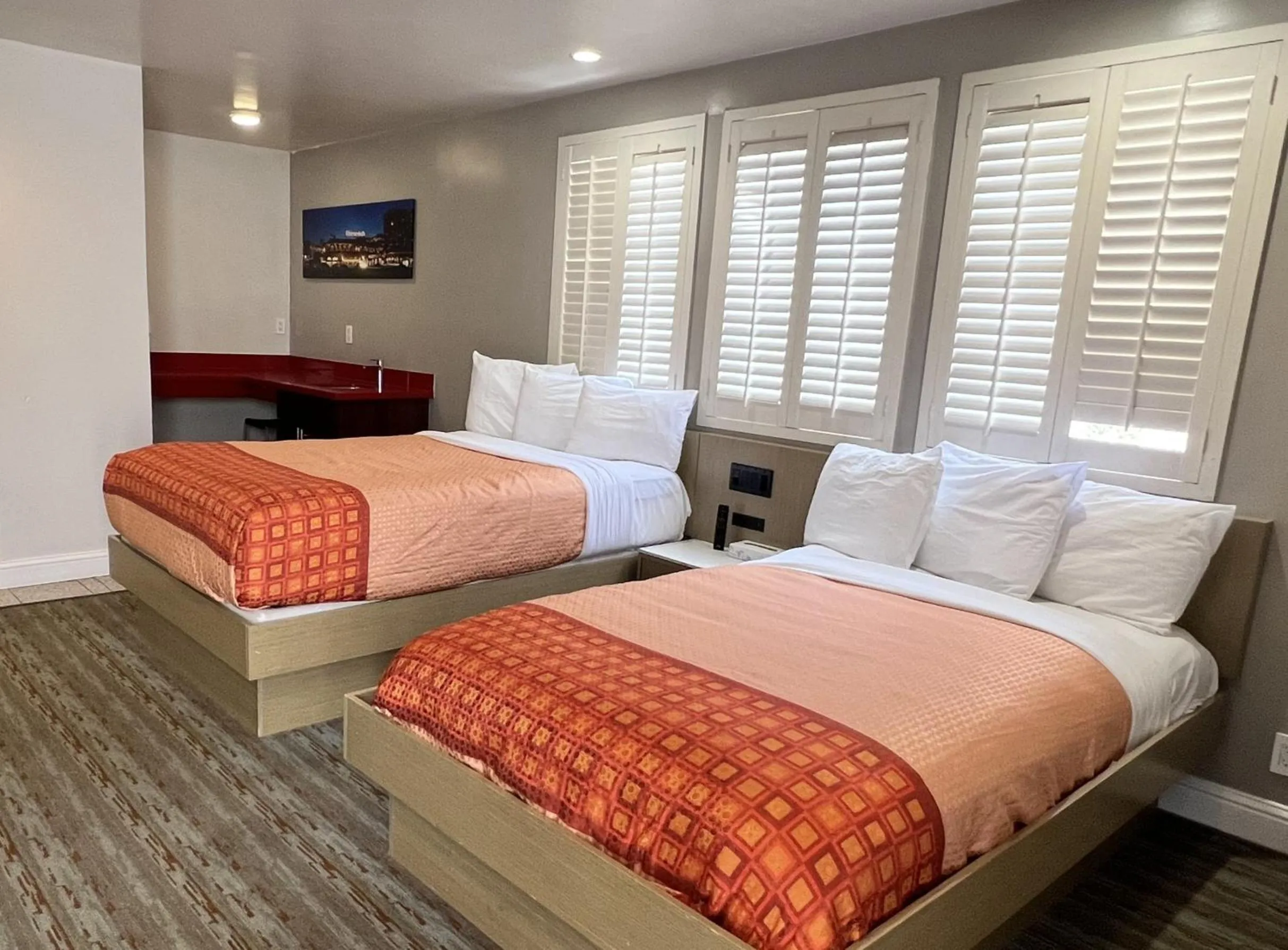 Bed in Presidio Parkway Inn