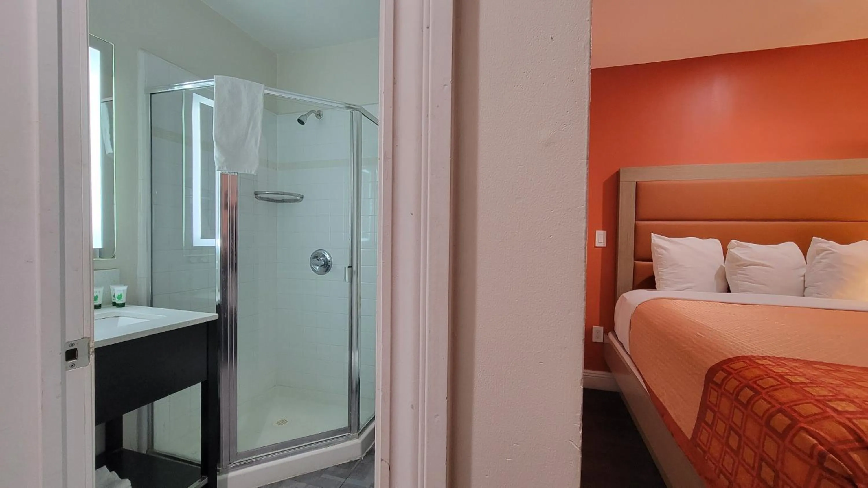 Shower, Bed in Presidio Parkway Inn