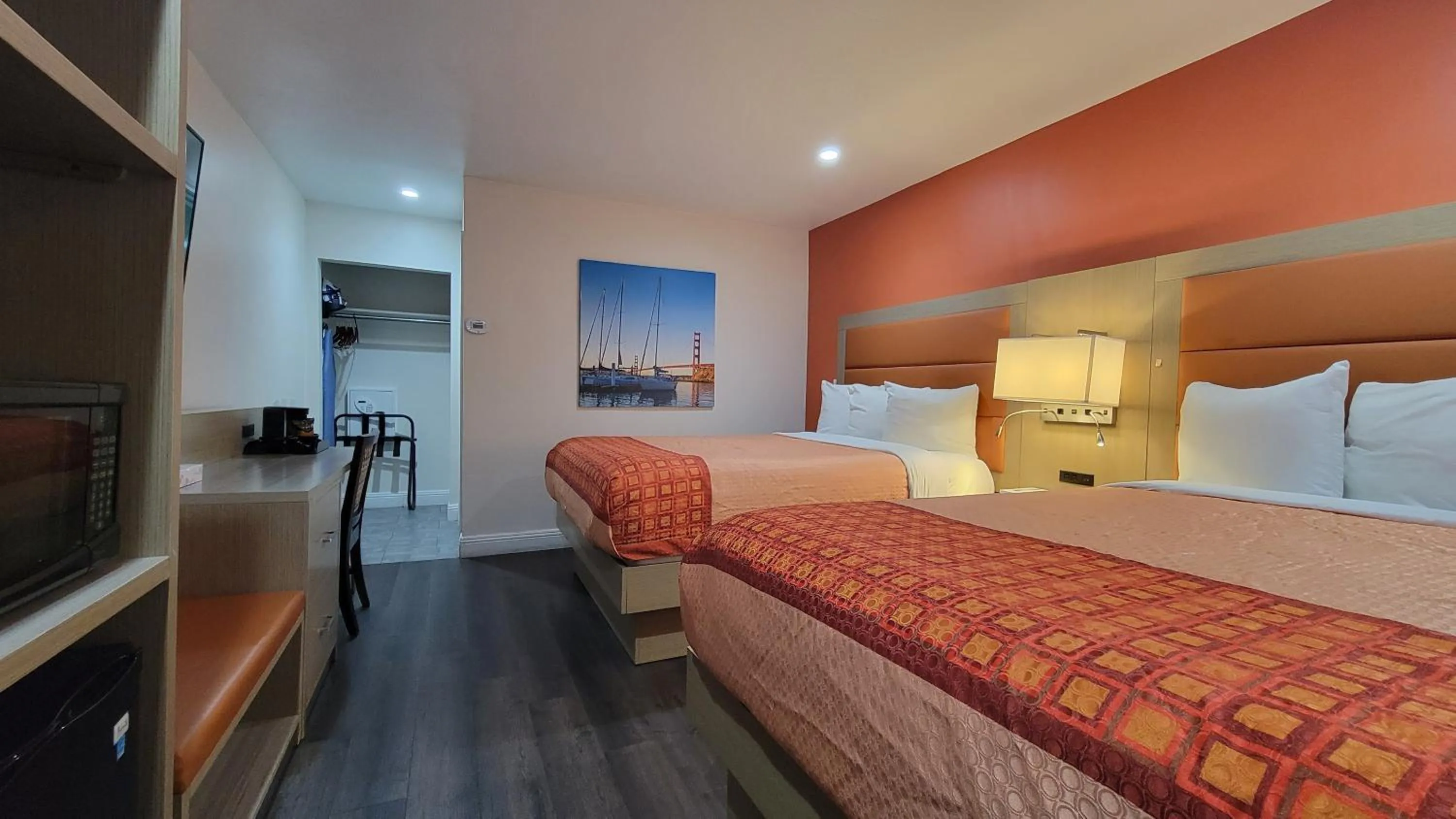 Bed in Presidio Parkway Inn