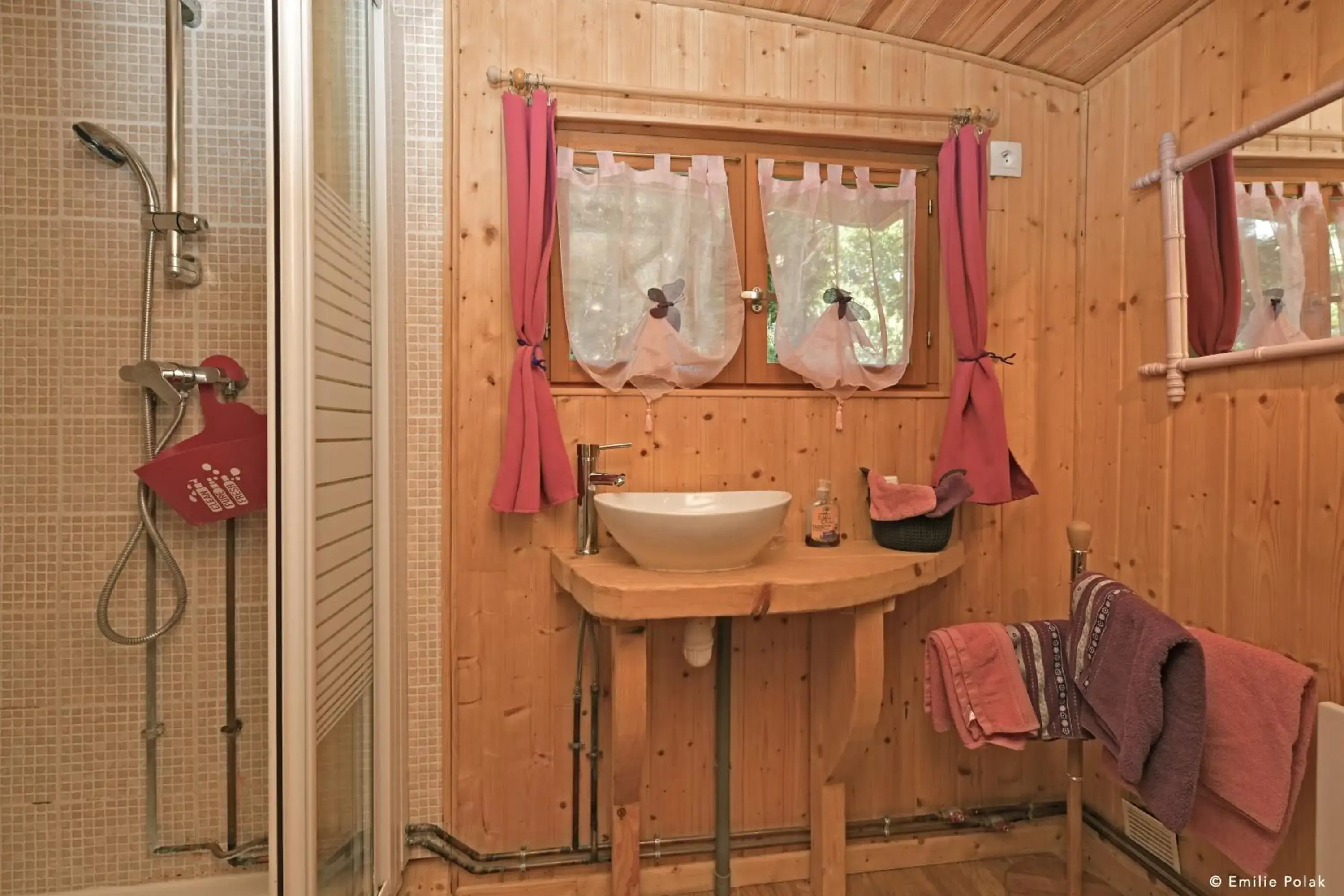 Family Room with Private Bathroom in Roulotte La Verdine Family Room with Private Bathroom in Roulotte La Verdine