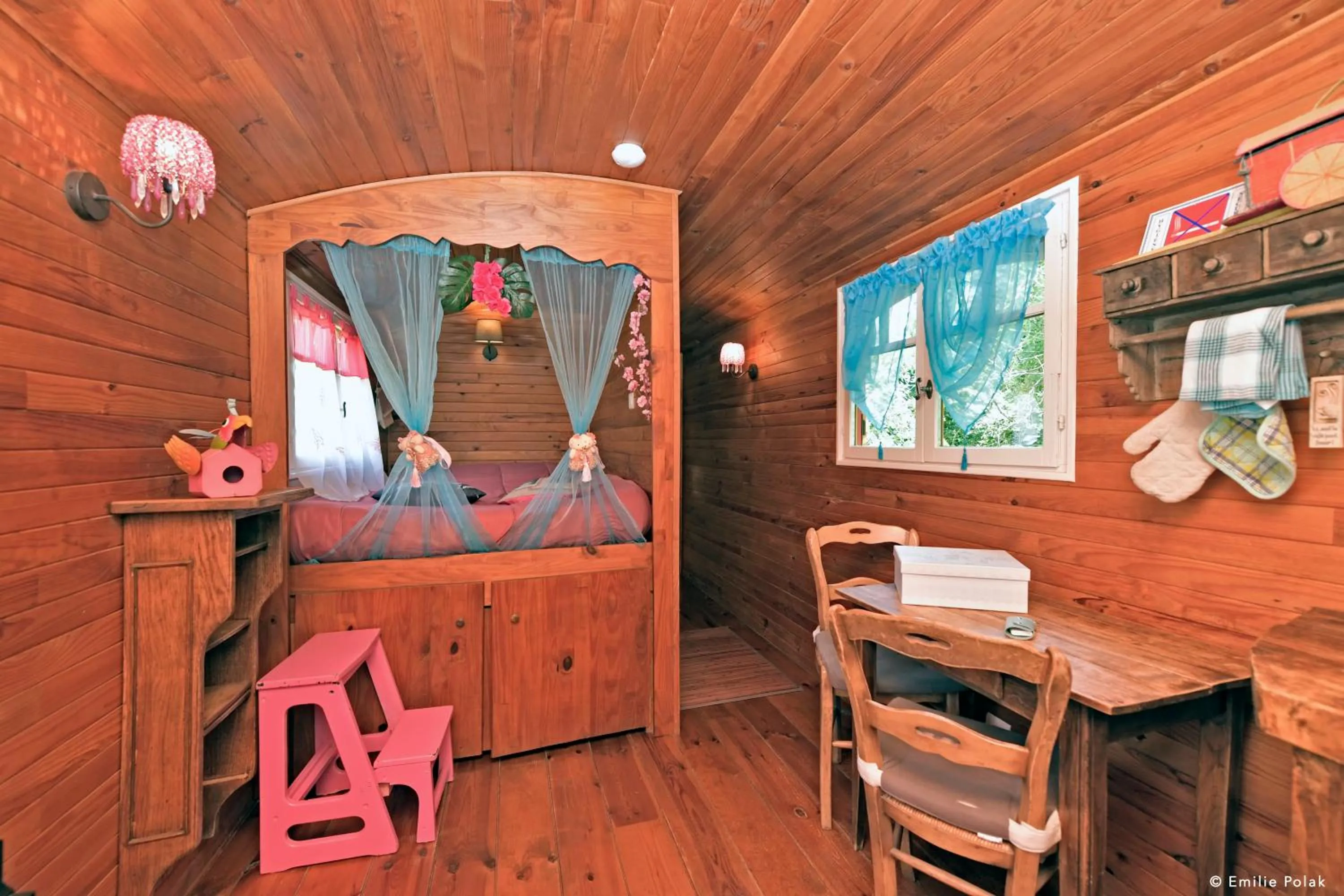 Bedroom in Roulotte La Verdine