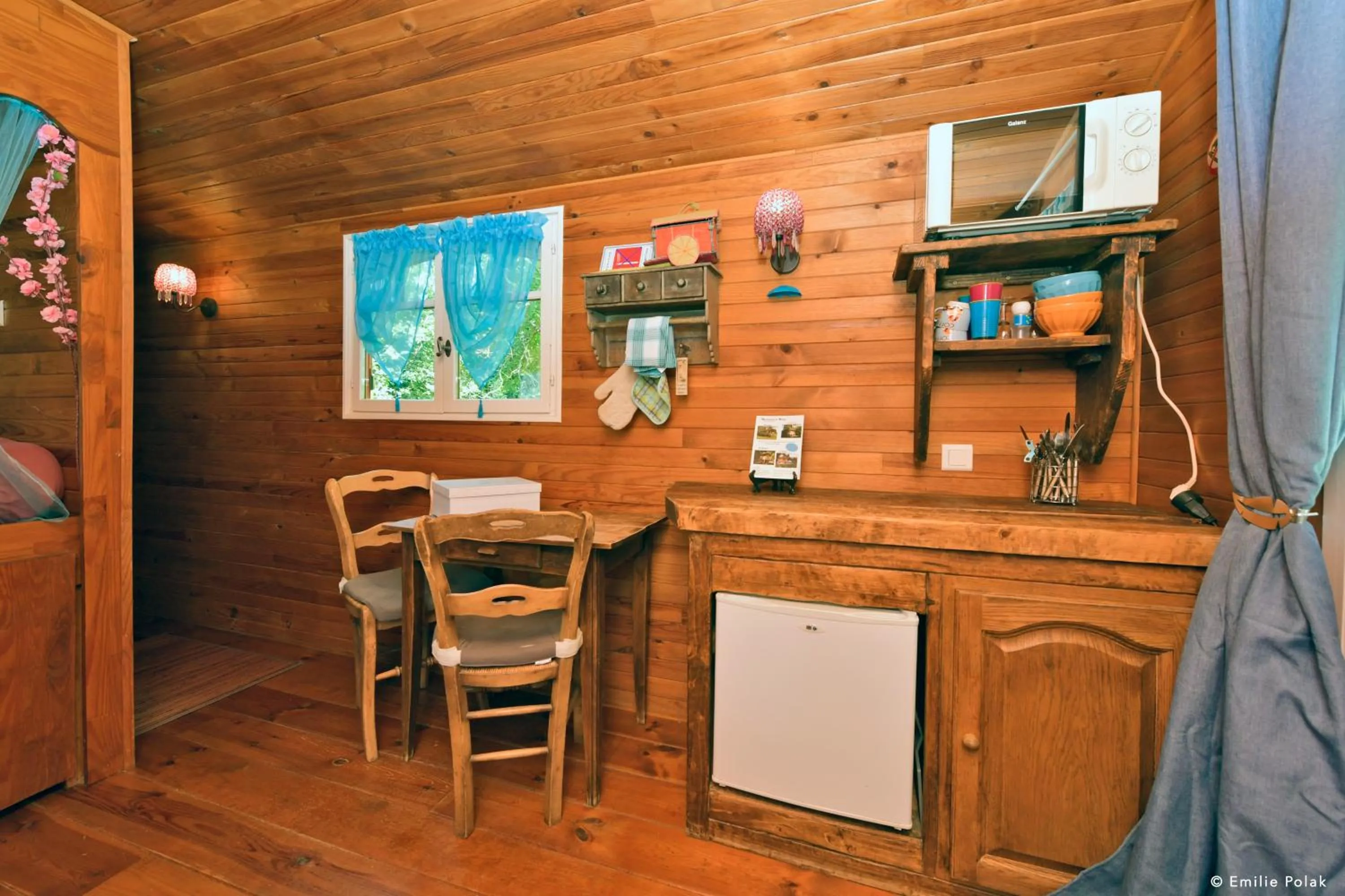 Dining area in Roulotte La Verdine