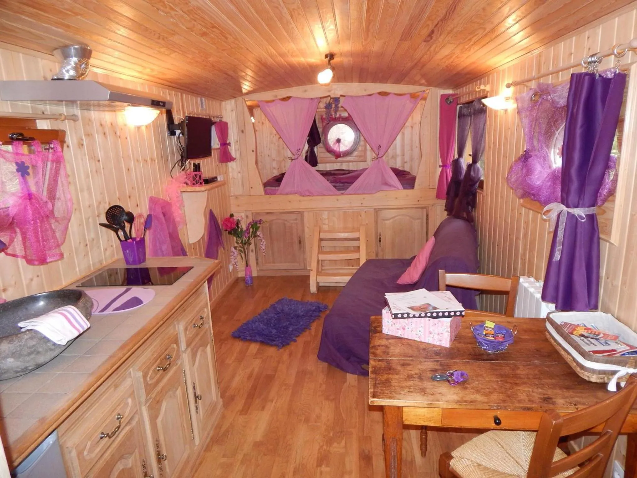 Photo of the whole room in Roulotte La Verdine