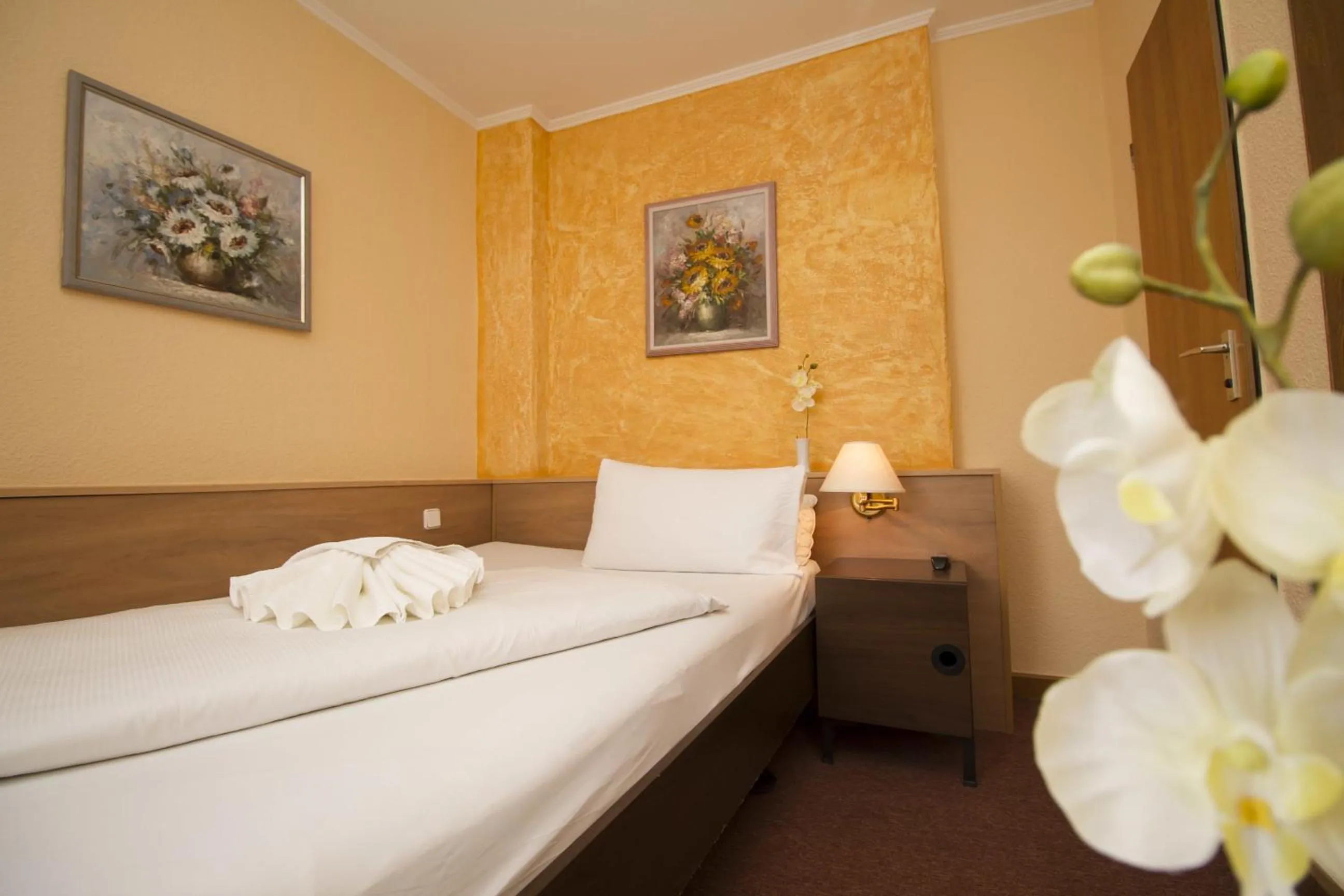 Photo of the whole room, Bed in Hotel Spreewitz am Kurfürstendamm