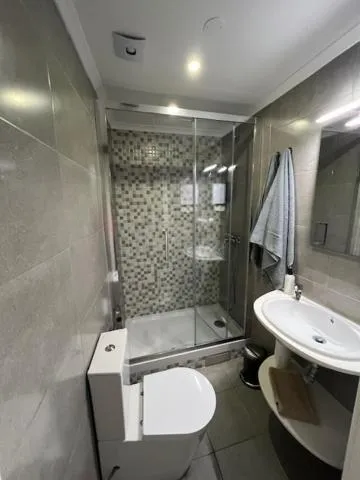 Bathroom in Alfama Right Point