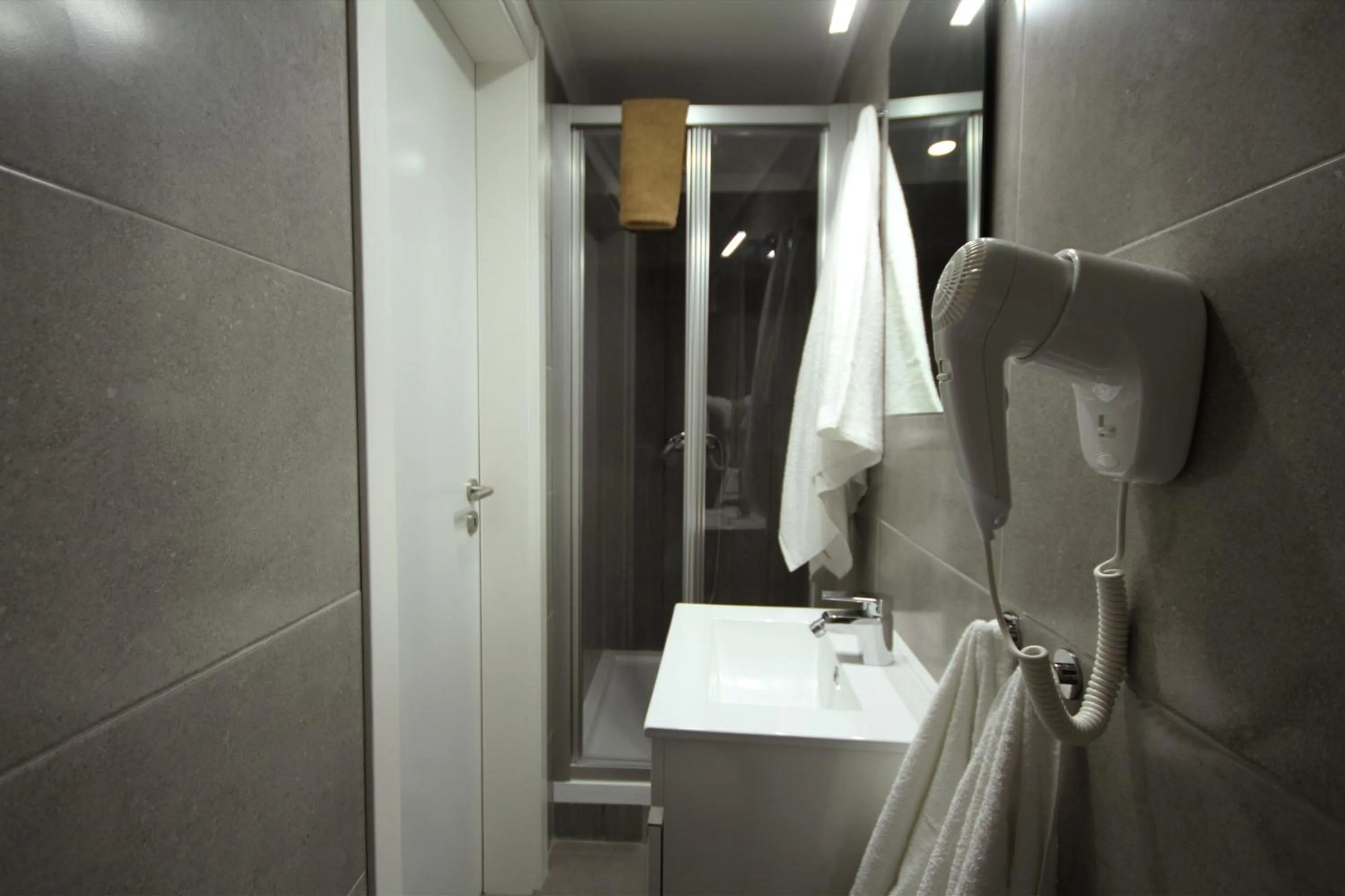 Bathroom in Alfama Right Point