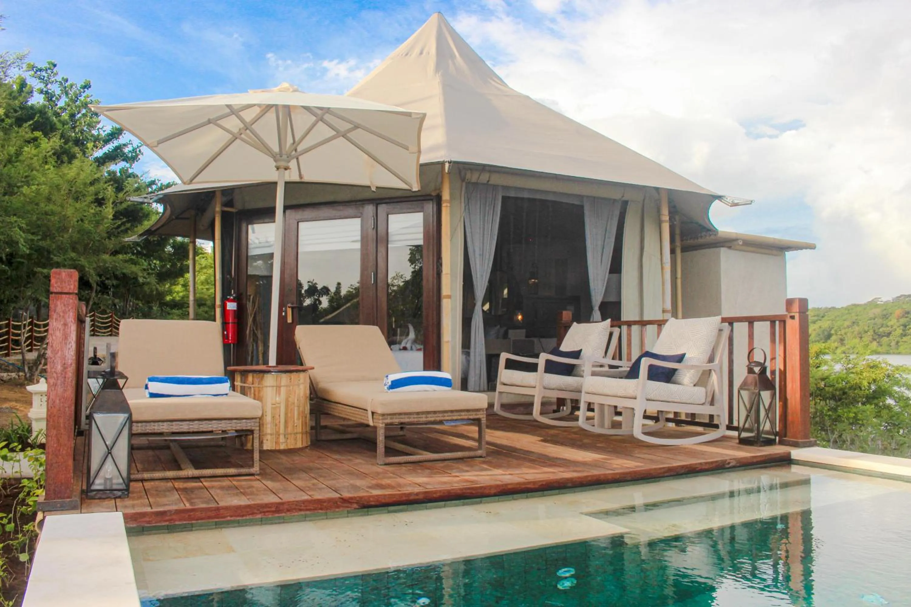 Cliff Luxury Pool Villa in Menjangan Dynasty Resort