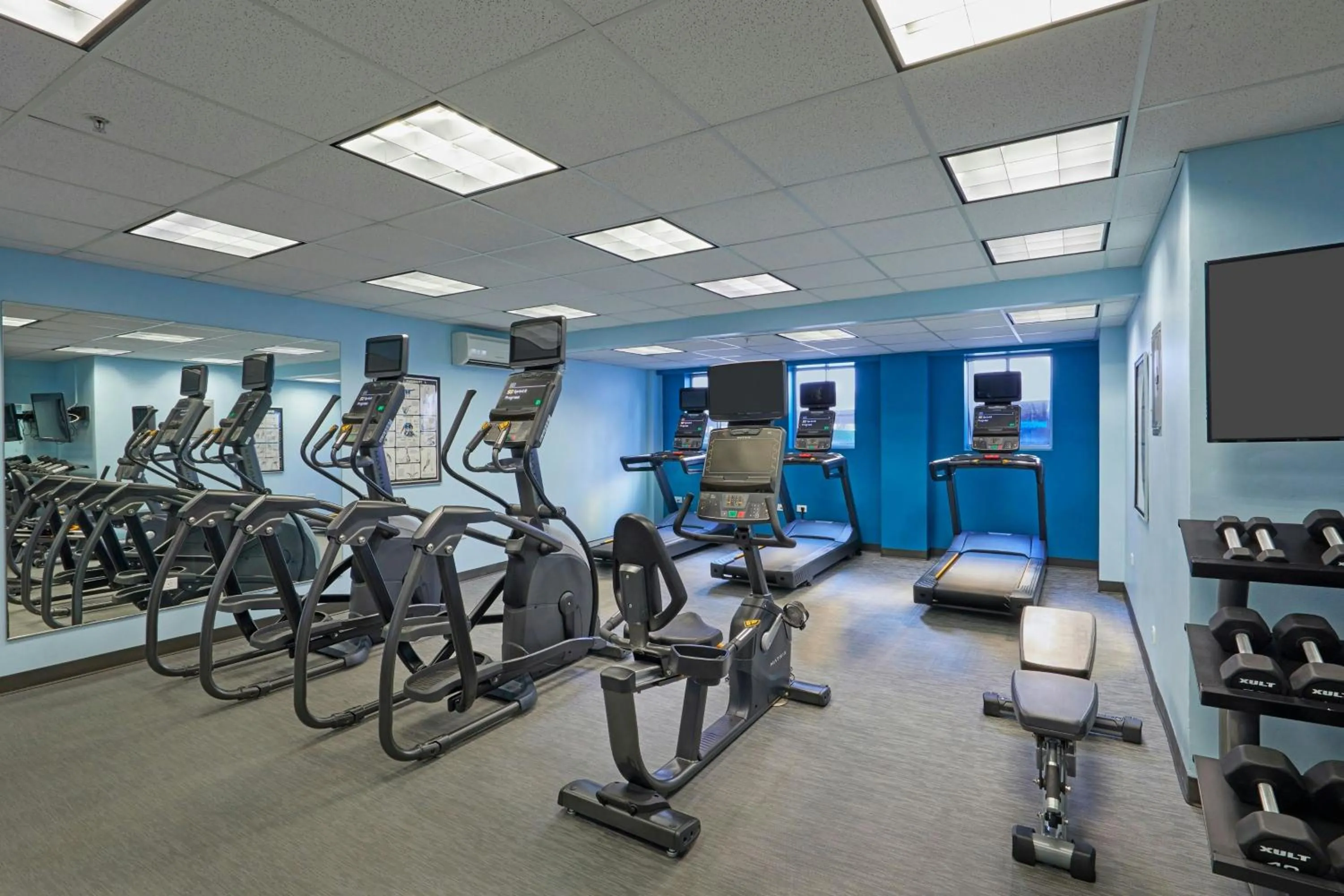 Fitness centre/facilities in Courtyard by Marriott Waikiki Beach
