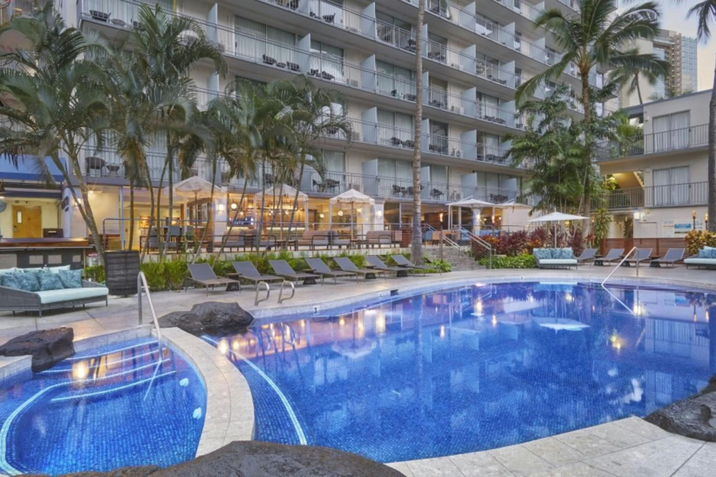 Swimming pool in Courtyard by Marriott Waikiki Beach