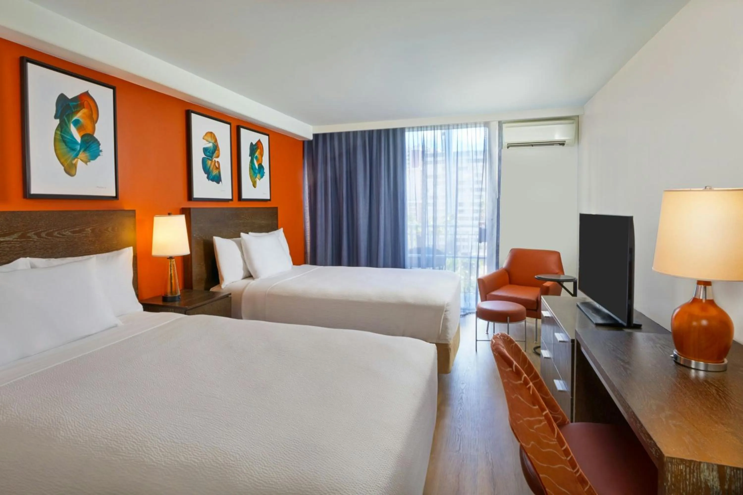 Bedroom, Bed in Courtyard by Marriott Waikiki Beach